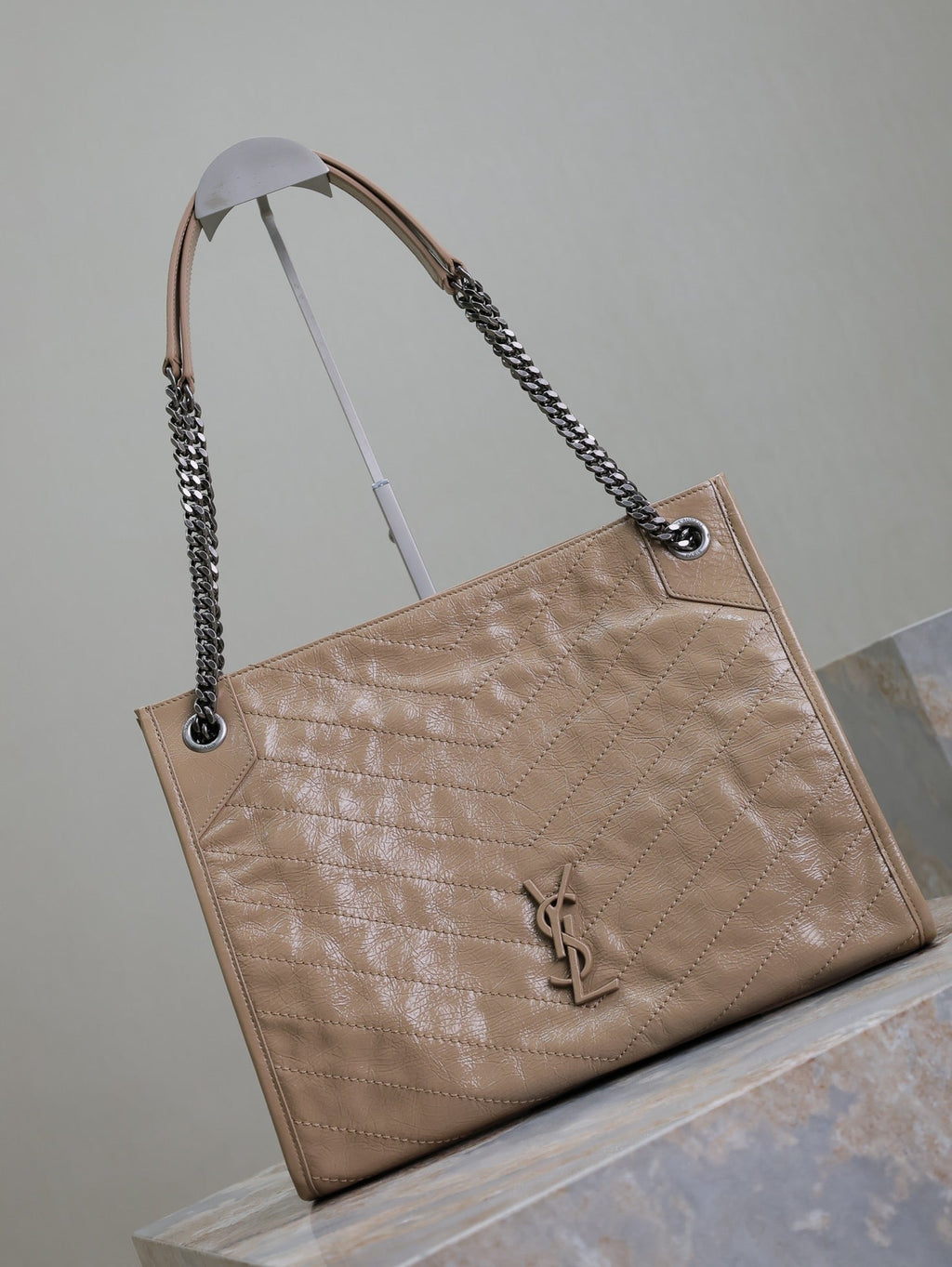 SAINT LAURENT NIKI SHOPPING BAG 33 IN LIGHT BROWN CRUMPLED CALFSKIN