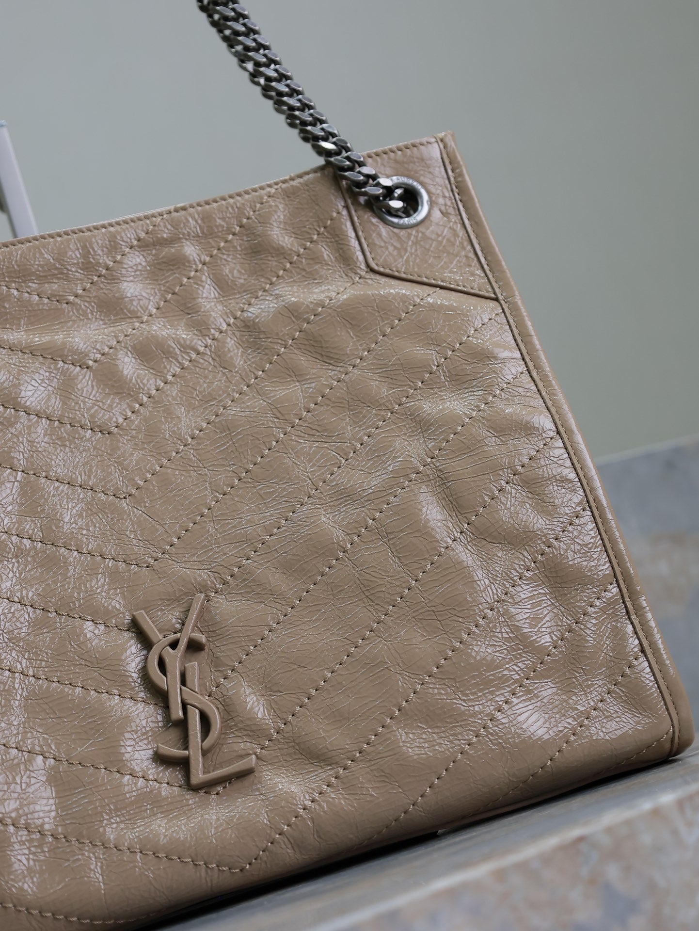 SAINT LAURENT NIKI SHOPPING BAG 33 IN LIGHT BROWN CRUMPLED CALFSKIN
