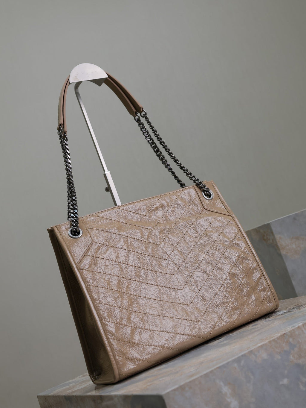 SAINT LAURENT NIKI SHOPPING BAG 33 IN LIGHT BROWN CRUMPLED CALFSKIN