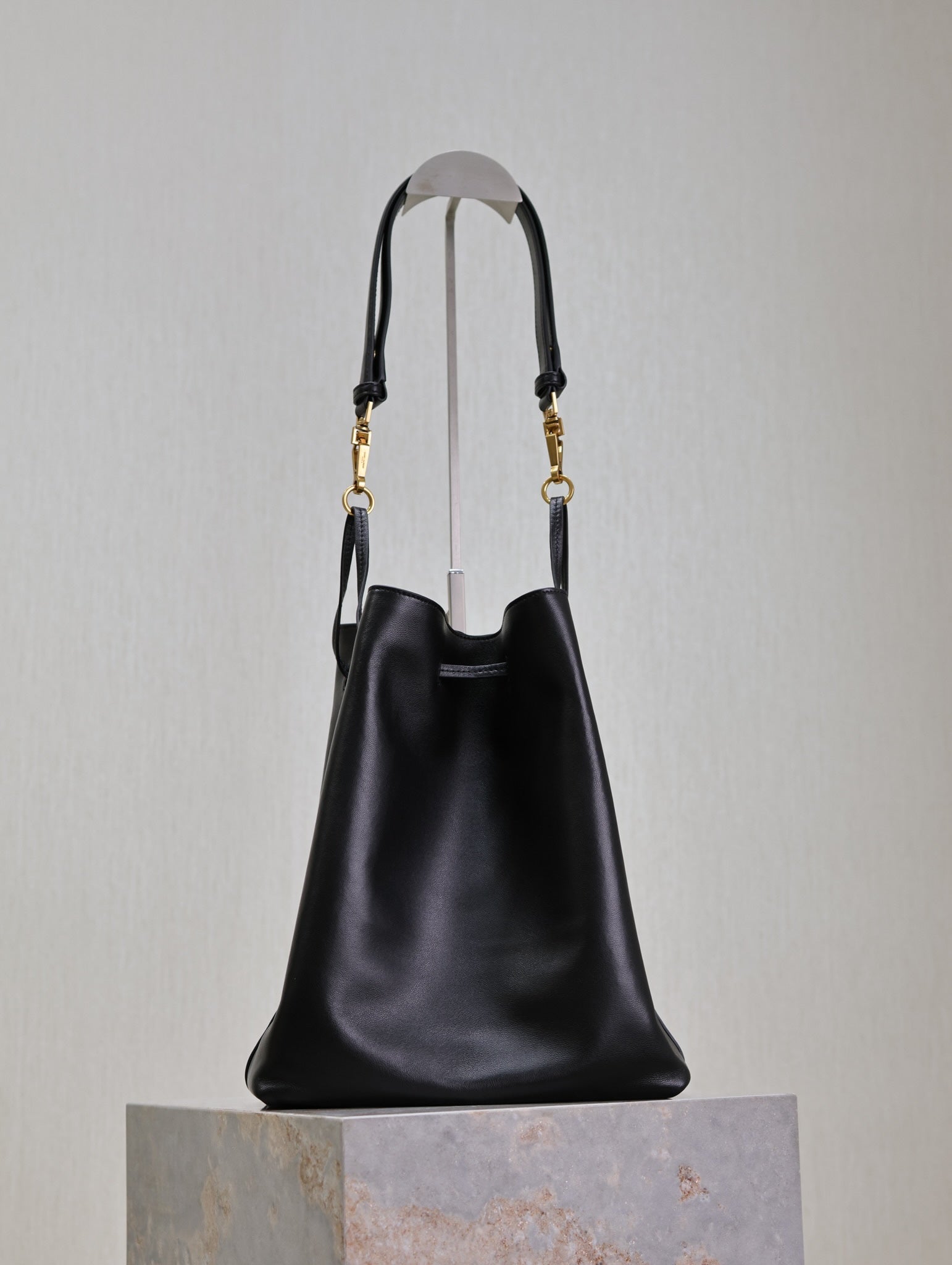 SAINT LAURENT POCHON BUCKET BAG 30 IN BLACK LAMBSKIN GOLD HARDWARE