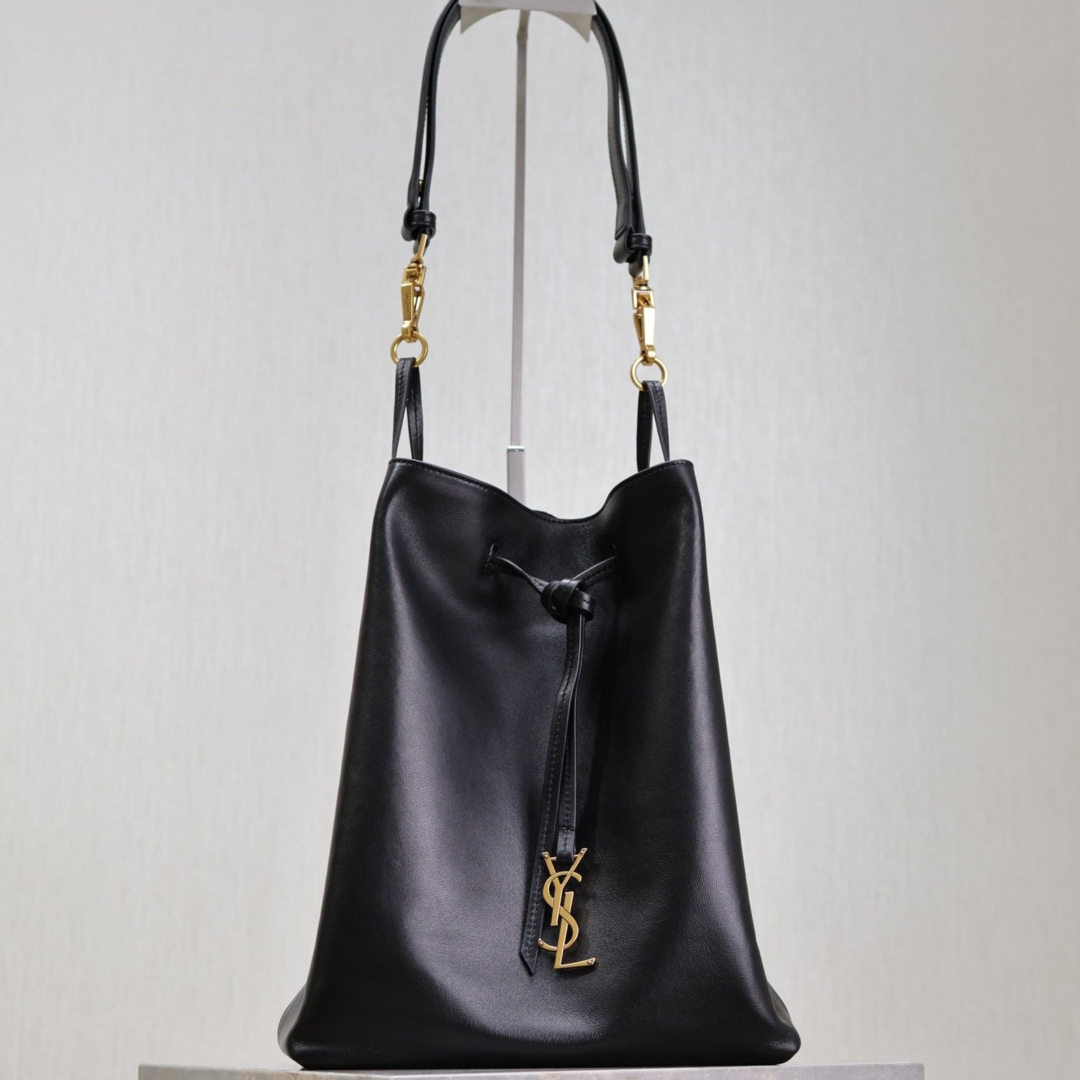 SAINT LAURENT POCHON BUCKET BAG 30 IN BLACK LAMBSKIN GOLD HARDWARE