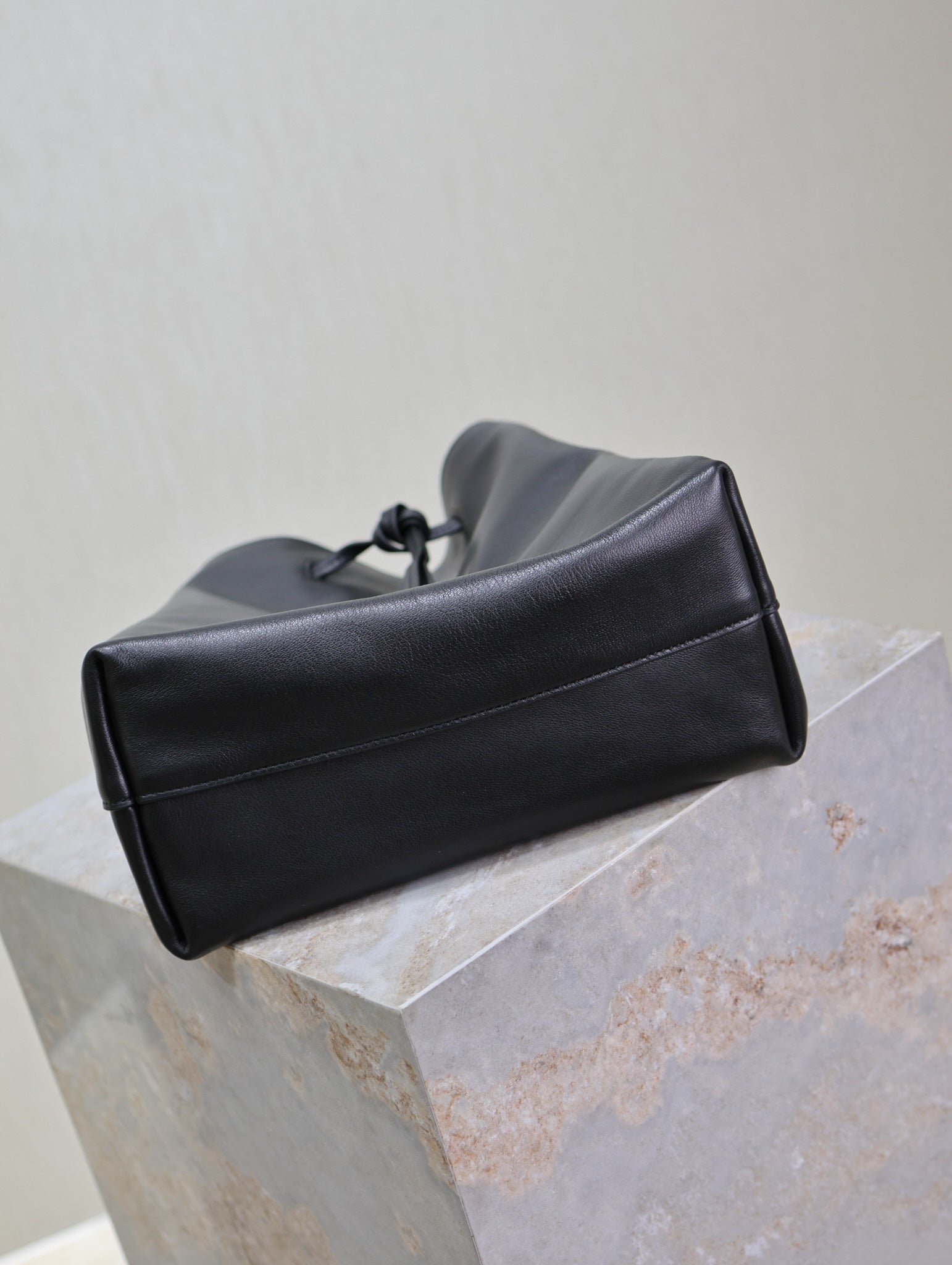 SAINT LAURENT POCHON BUCKET BAG 30 IN BLACK LAMBSKIN GOLD HARDWARE