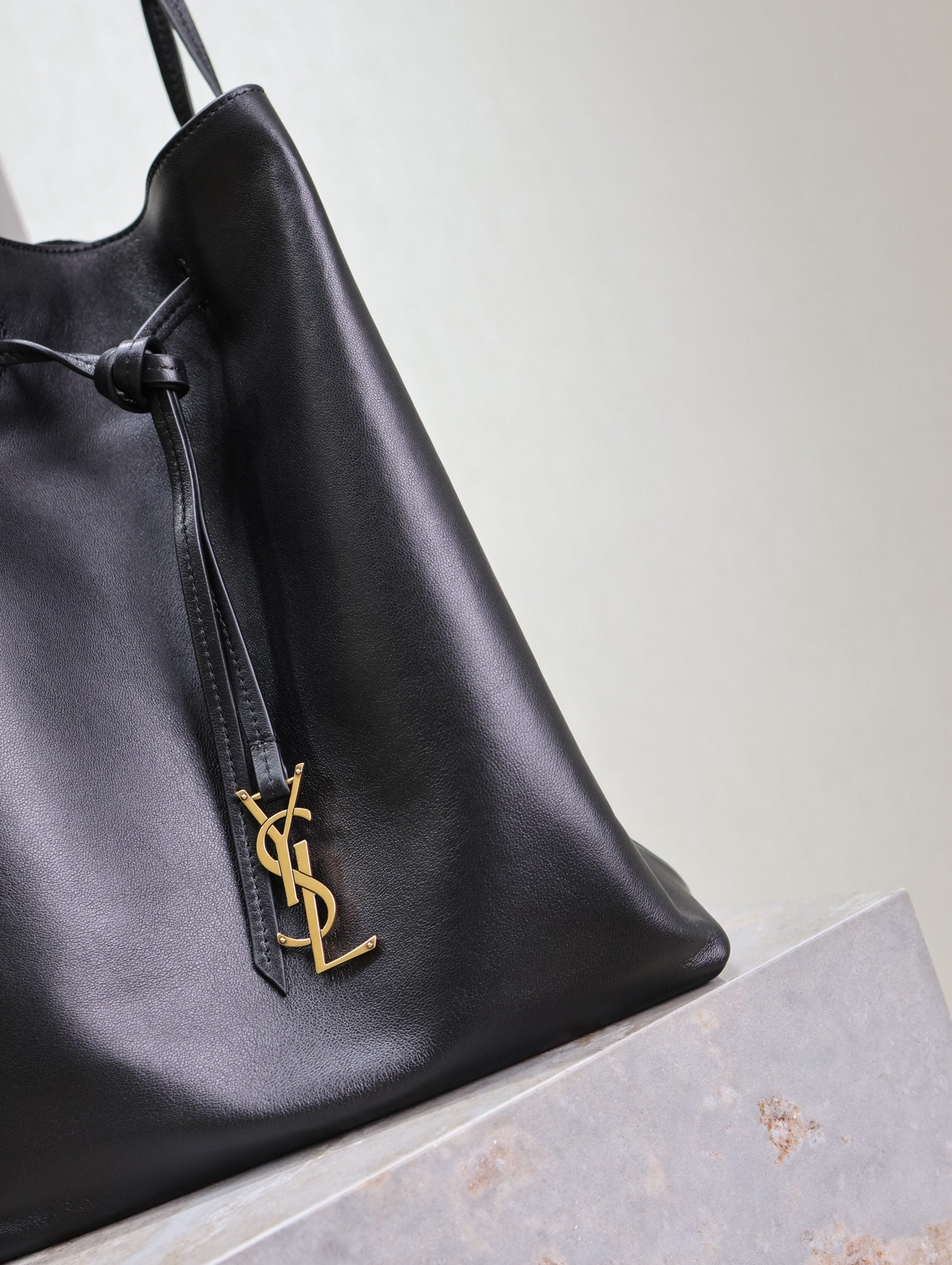 SAINT LAURENT POCHON BUCKET BAG 30 IN BLACK LAMBSKIN GOLD HARDWARE
