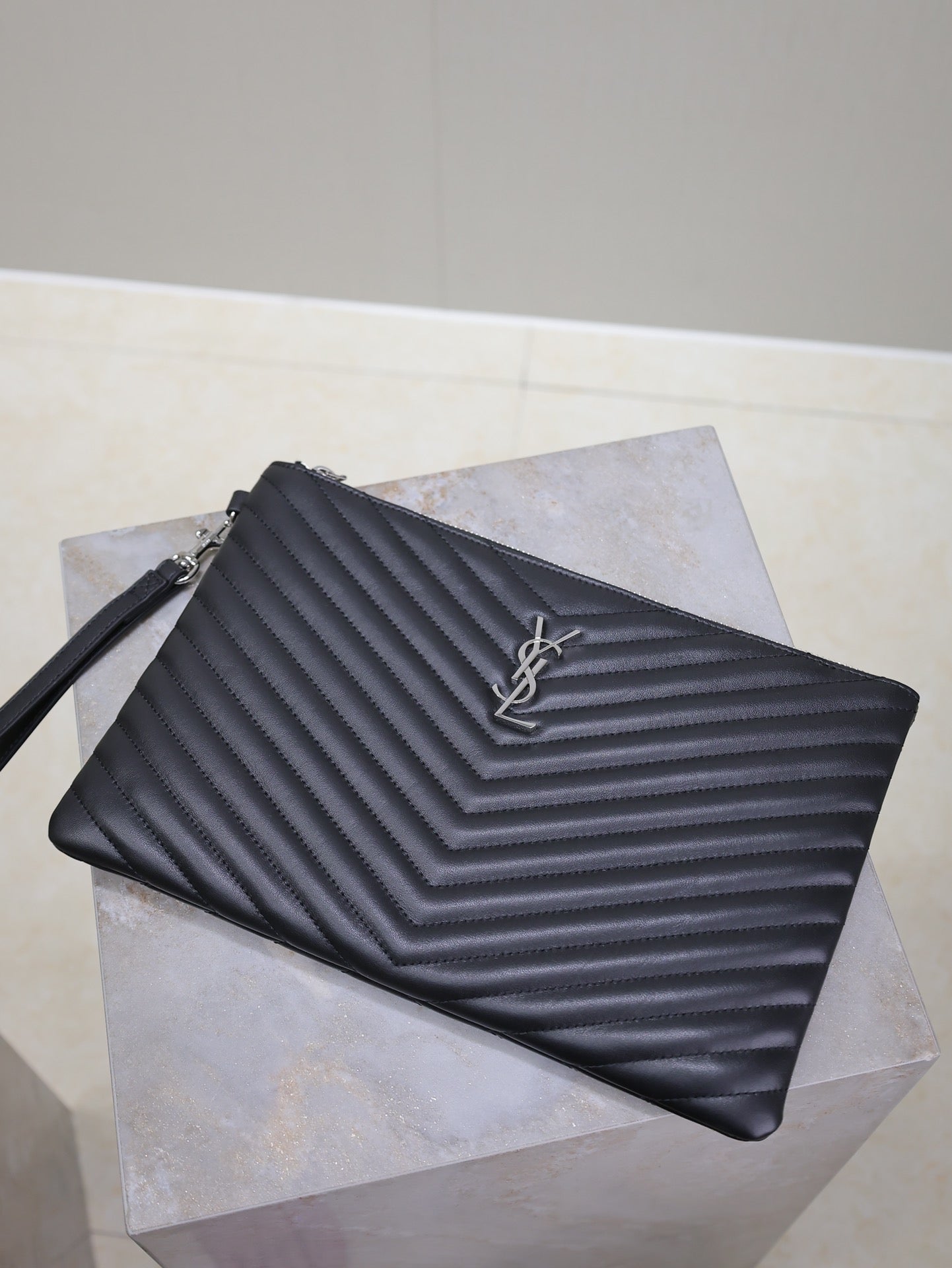 SAINT LAURENT CLUTCH 30 IN BLACK QUILTED CALFSKIN SILVER BUCKLE