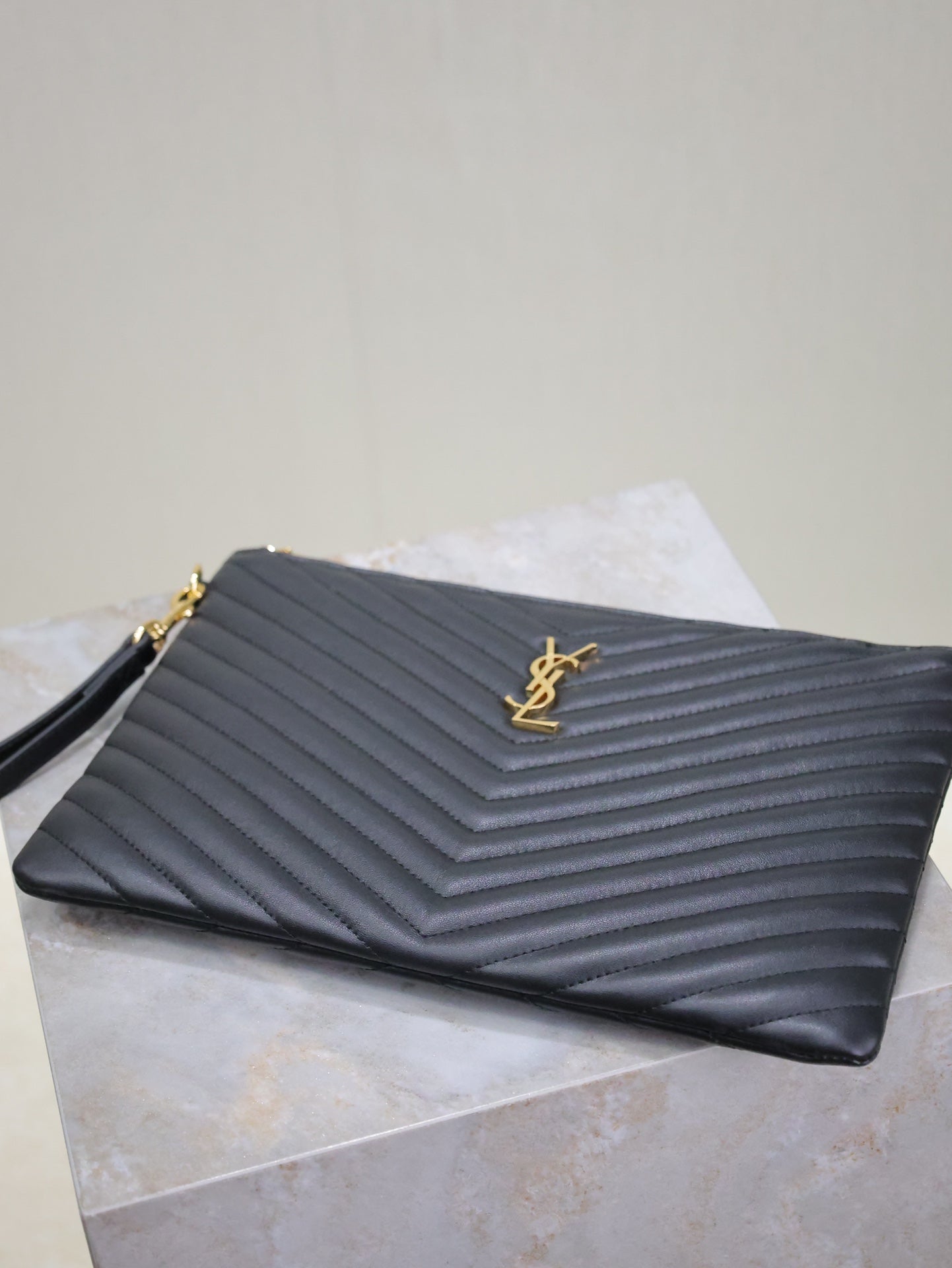 SAINT LAURENT CLUTCH 30 IN BLACK QUILTED CALFSKIN GOLD BUCKLE