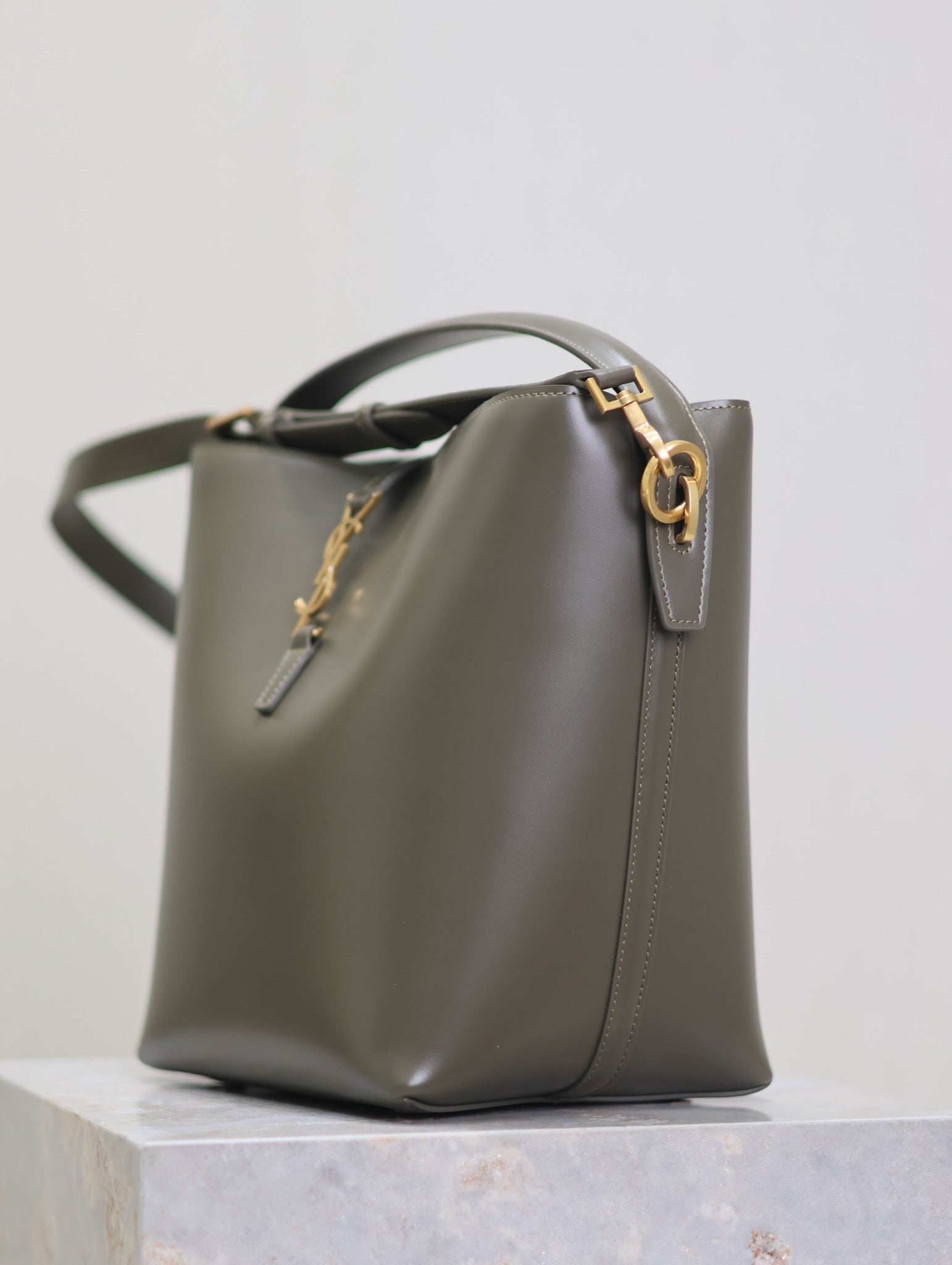 SAINT LAURENT YSL 25S LE 5 À 7 BUCKET 26 IN DARK OLIVE CALFSKIN GOLD HARDWRE