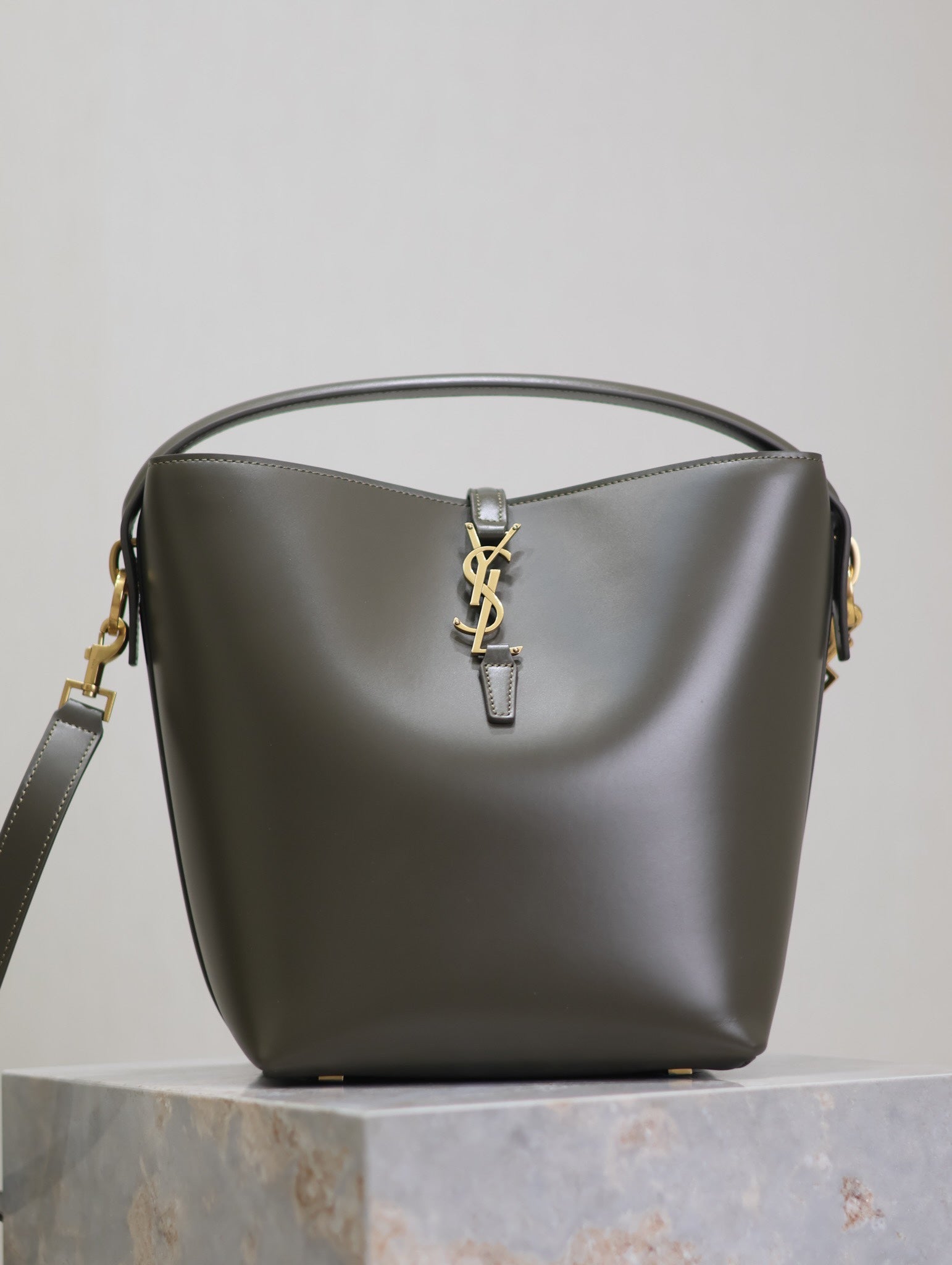 SAINT LAURENT YSL 25S LE 5 À 7 BUCKET 26 IN DARK OLIVE CALFSKIN GOLD HARDWRE