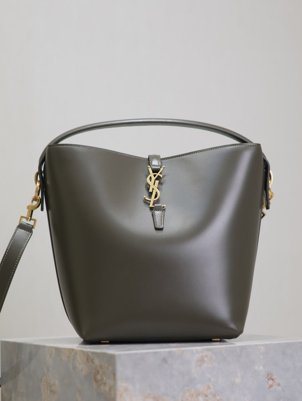 SAINT LAURENT YSL 25S LE 5 À 7 BUCKET 26 IN DARK OLIVE CALFSKIN GOLD HARDWARE