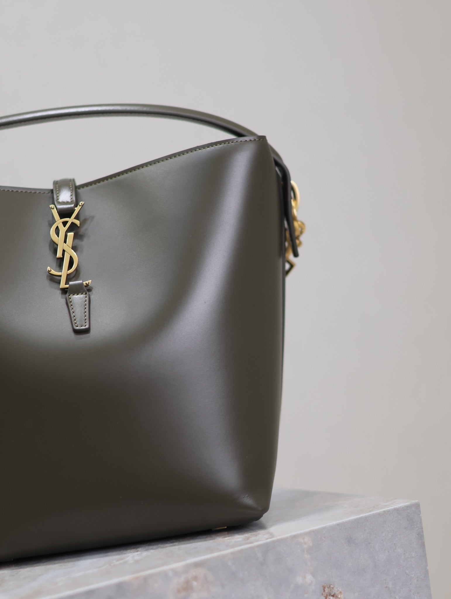SAINT LAURENT YSL 25S LE 5 À 7 BUCKET 26 IN DARK OLIVE CALFSKIN GOLD HARDWRE