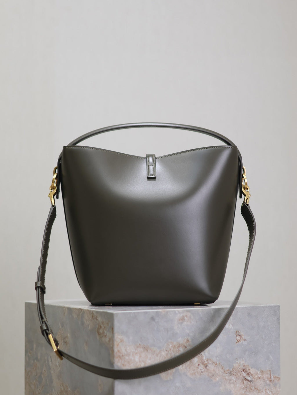 SAINT LAURENT YSL 25S LE 5 À 7 BUCKET 26 IN DARK OLIVE CALFSKIN GOLD HARDWRE