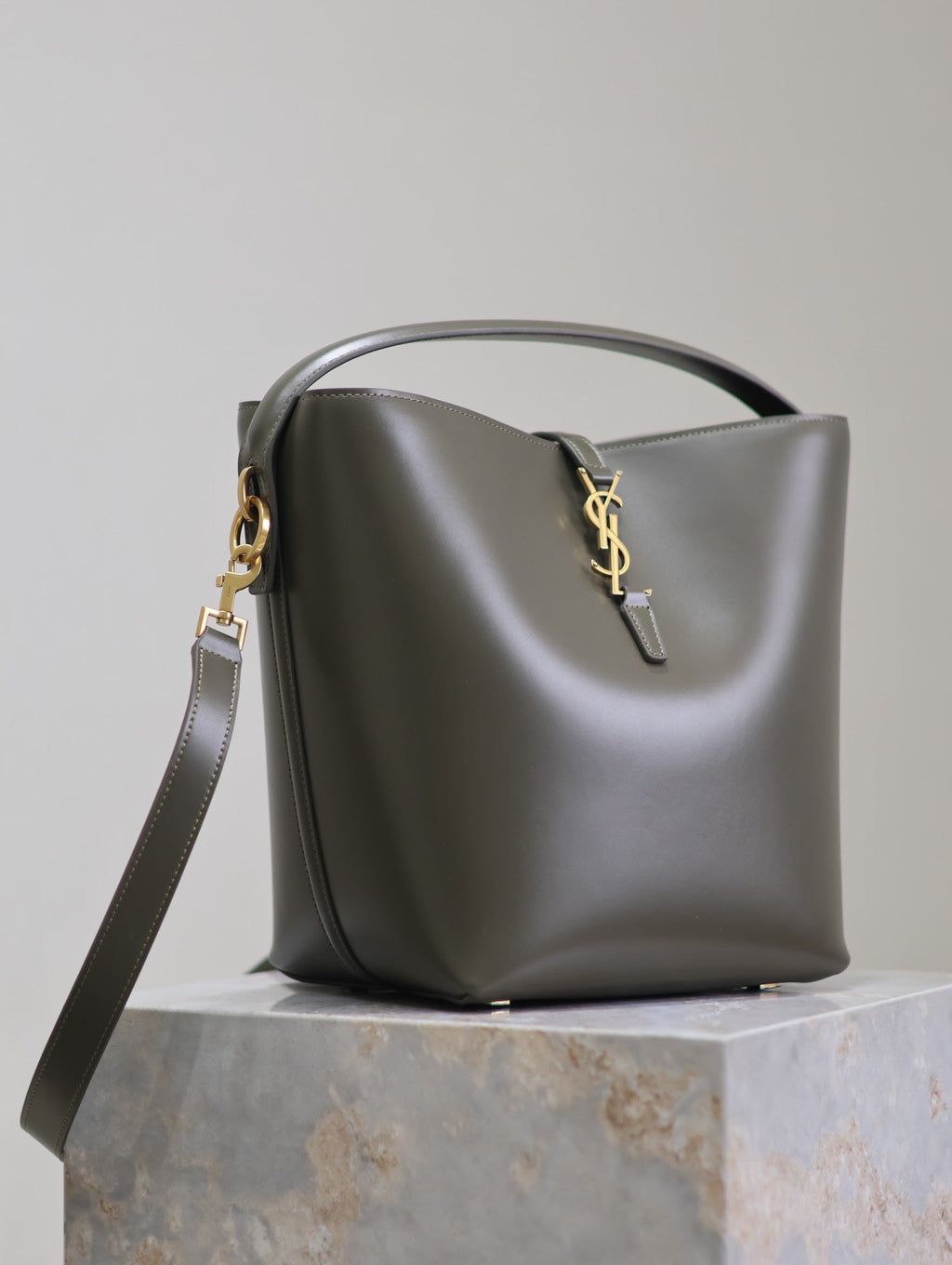 SAINT LAURENT YSL 25S LE 5 À 7 BUCKET 26 IN DARK OLIVE CALFSKIN GOLD HARDWRE