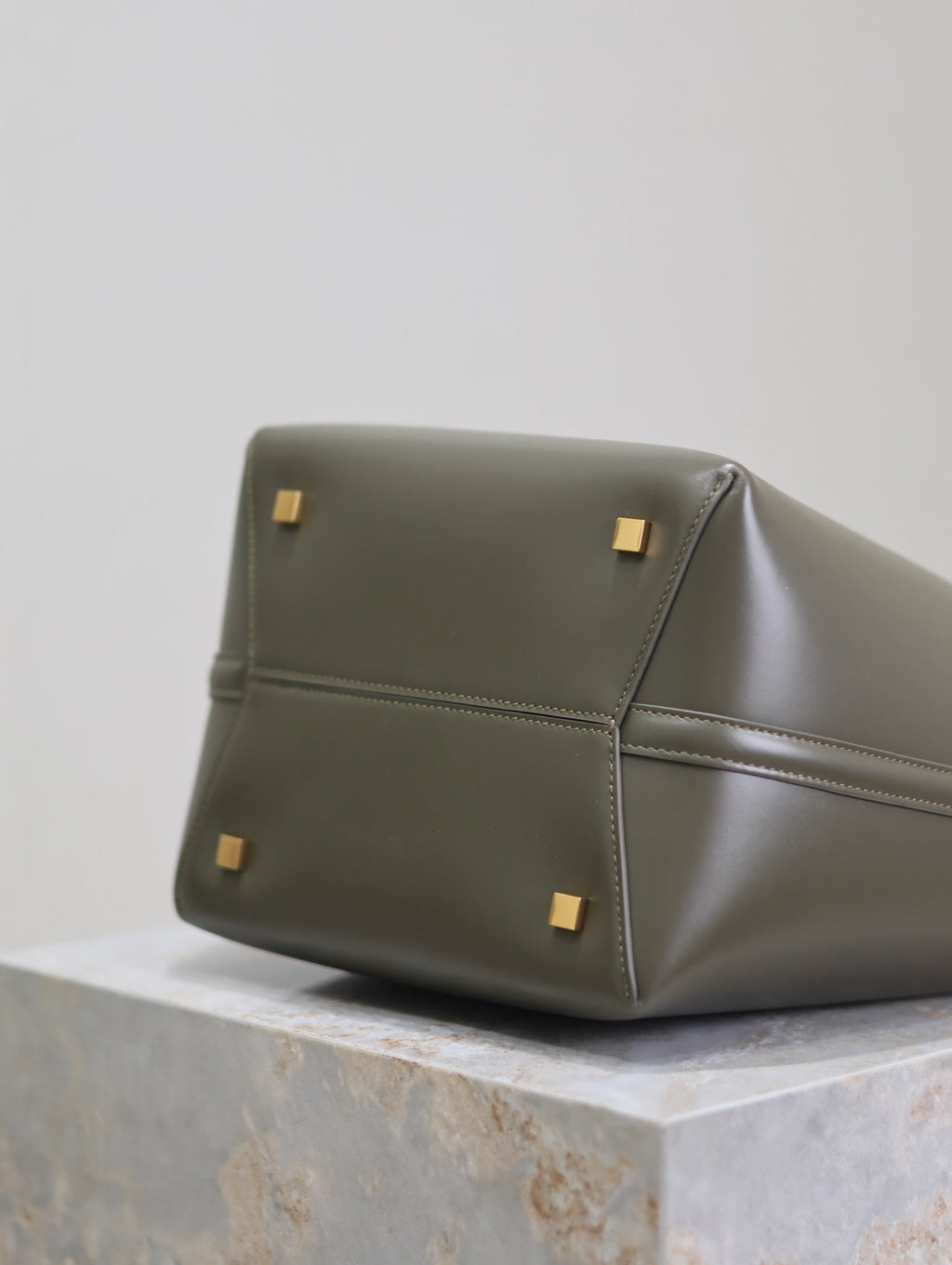 SAINT LAURENT YSL 25S LE 5 À 7 BUCKET 26 IN DARK OLIVE CALFSKIN GOLD HARDWRE