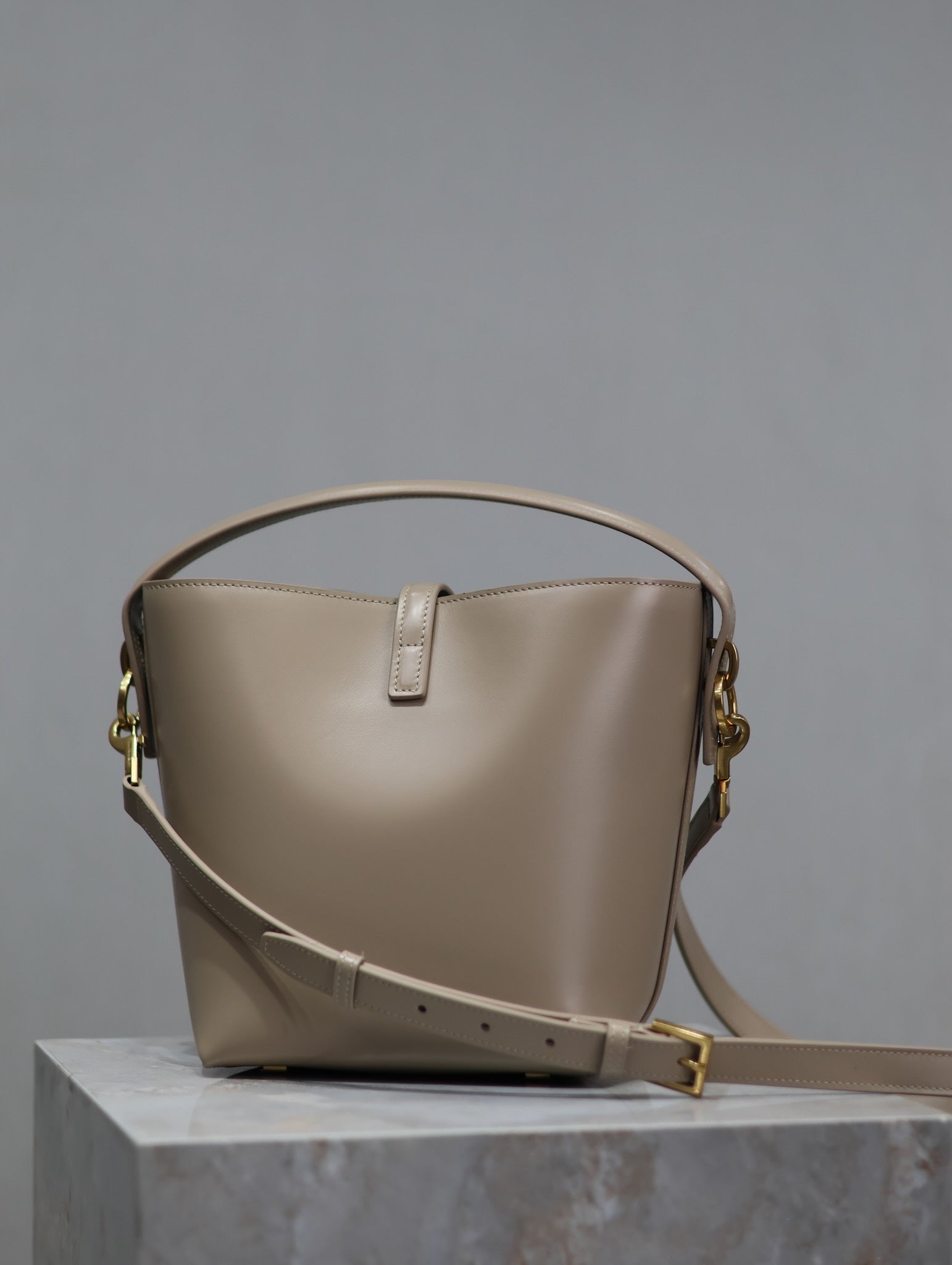 SAINT LAURENT YSL 25S LE 37 BUCKET 20 IN BEIGE CALFSKIN GOLD HARDWRE