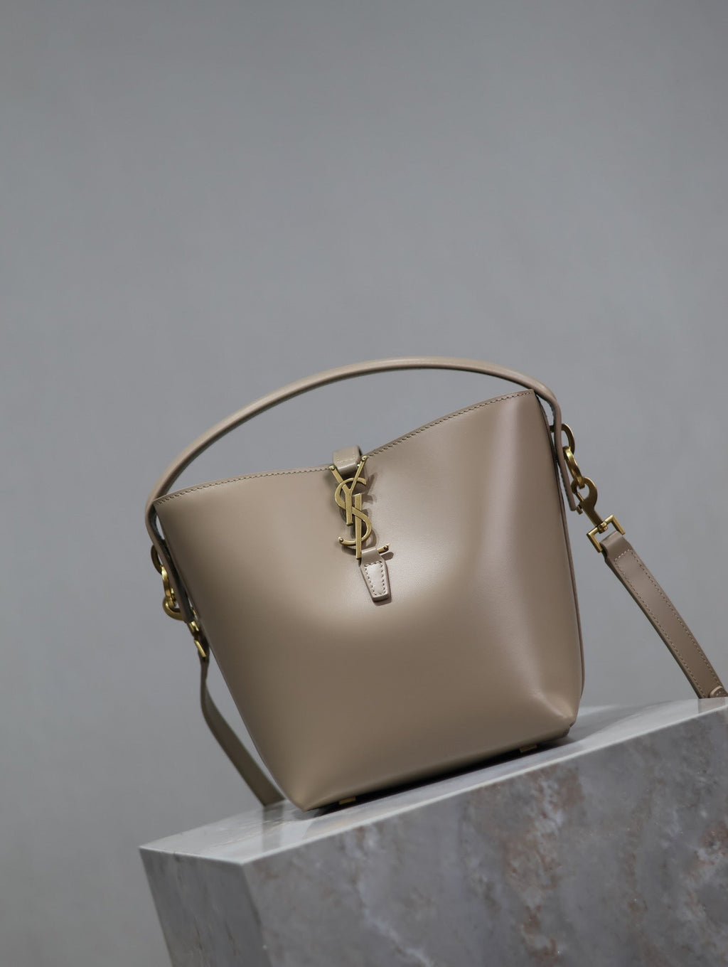 SAINT LAURENT YSL 25S LE 37 BUCKET 20 IN BEIGE CALFSKIN GOLD HARDWRE