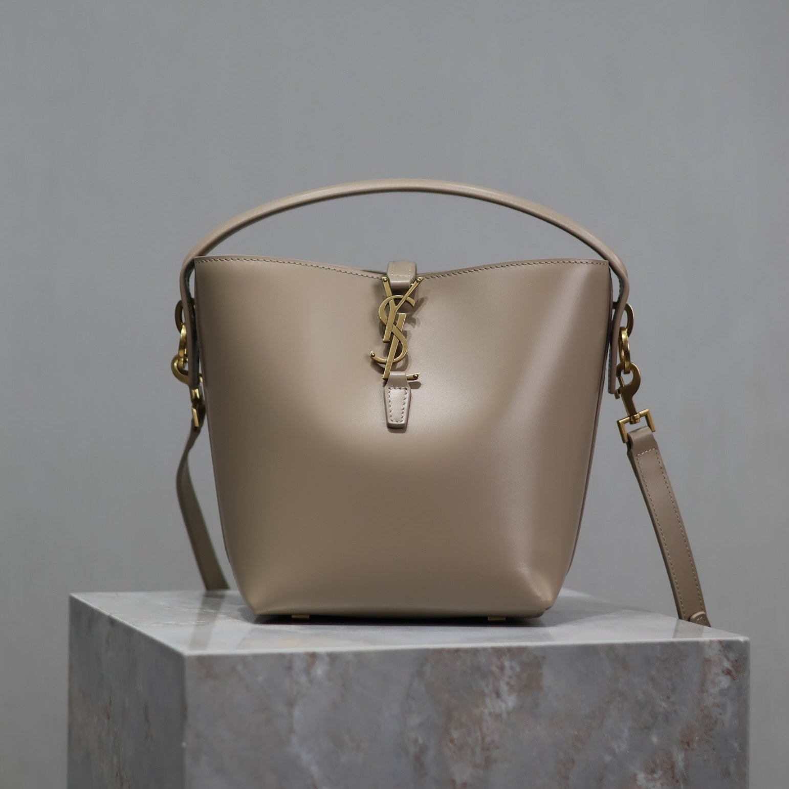 SAINT LAURENT YSL 25S LE 37 BUCKET 20 IN BEIGE CALFSKIN GOLD HARDWRE