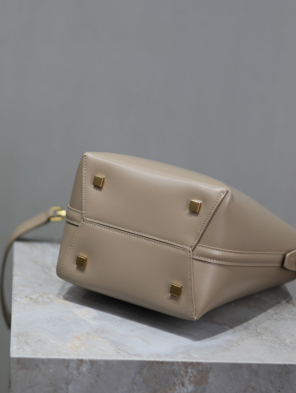SAINT LAURENT YSL 25S LE 37 BUCKET 20 IN BEIGE CALFSKIN GOLD HARDWRE