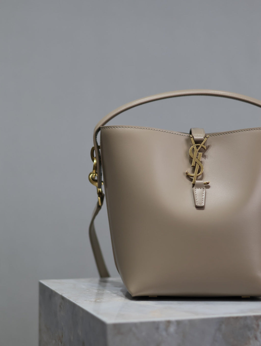 SAINT LAURENT YSL 25S LE 37 BUCKET 20 IN BEIGE CALFSKIN GOLD HARDWRE