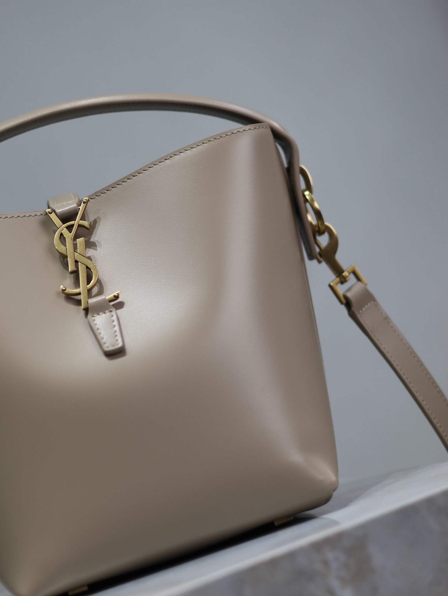 SAINT LAURENT YSL 25S LE 37 BUCKET 20 IN BEIGE CALFSKIN GOLD HARDWRE