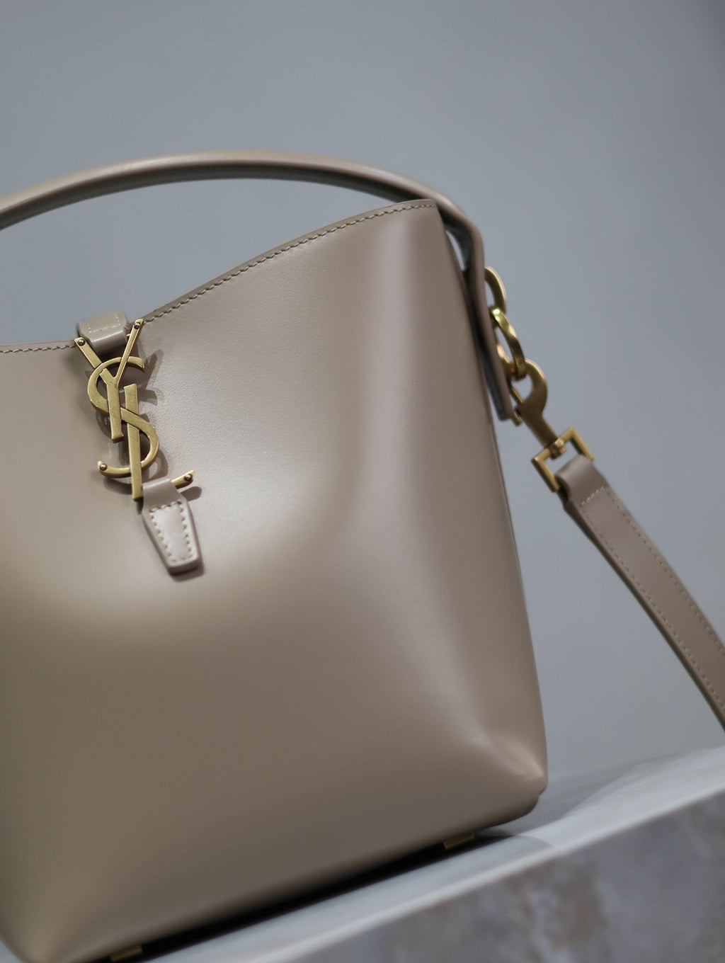 SAINT LAURENT YSL 25S LE 37 BUCKET 20 IN BEIGE CALFSKIN GOLD HARDWARE