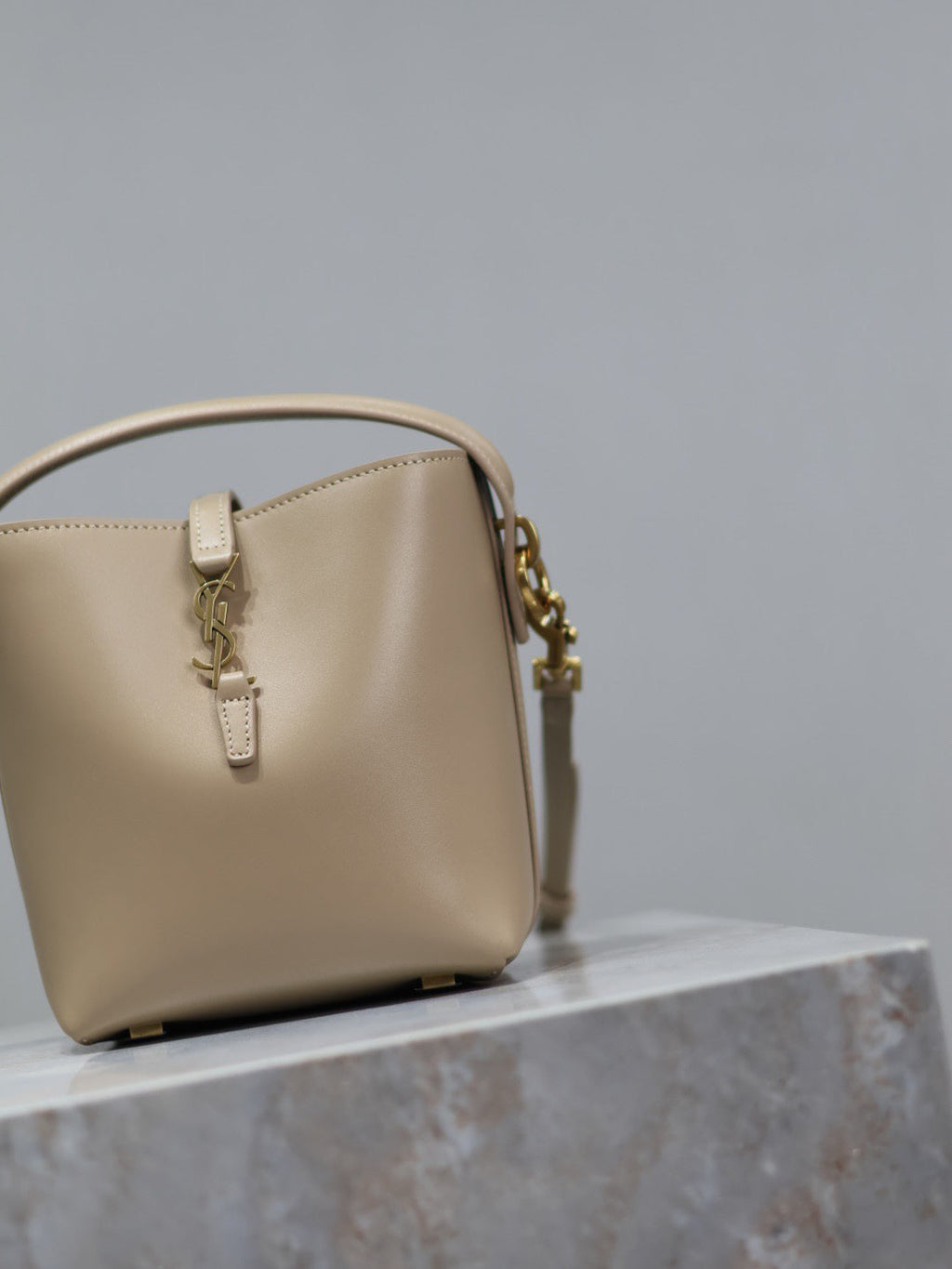 SAINT LAURENT YSL 25S LE 37 BUCKET 15 IN BEIGE CALFSKIN GOLD HARDWRE
