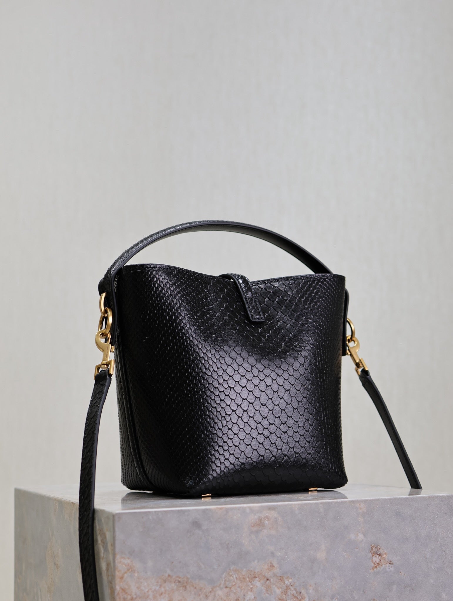 SAINT LAURENT YSL 25S LE 37 20 IN BLACK SNAKE EMBOSSED CALFSKIN GOLD HARDWRE