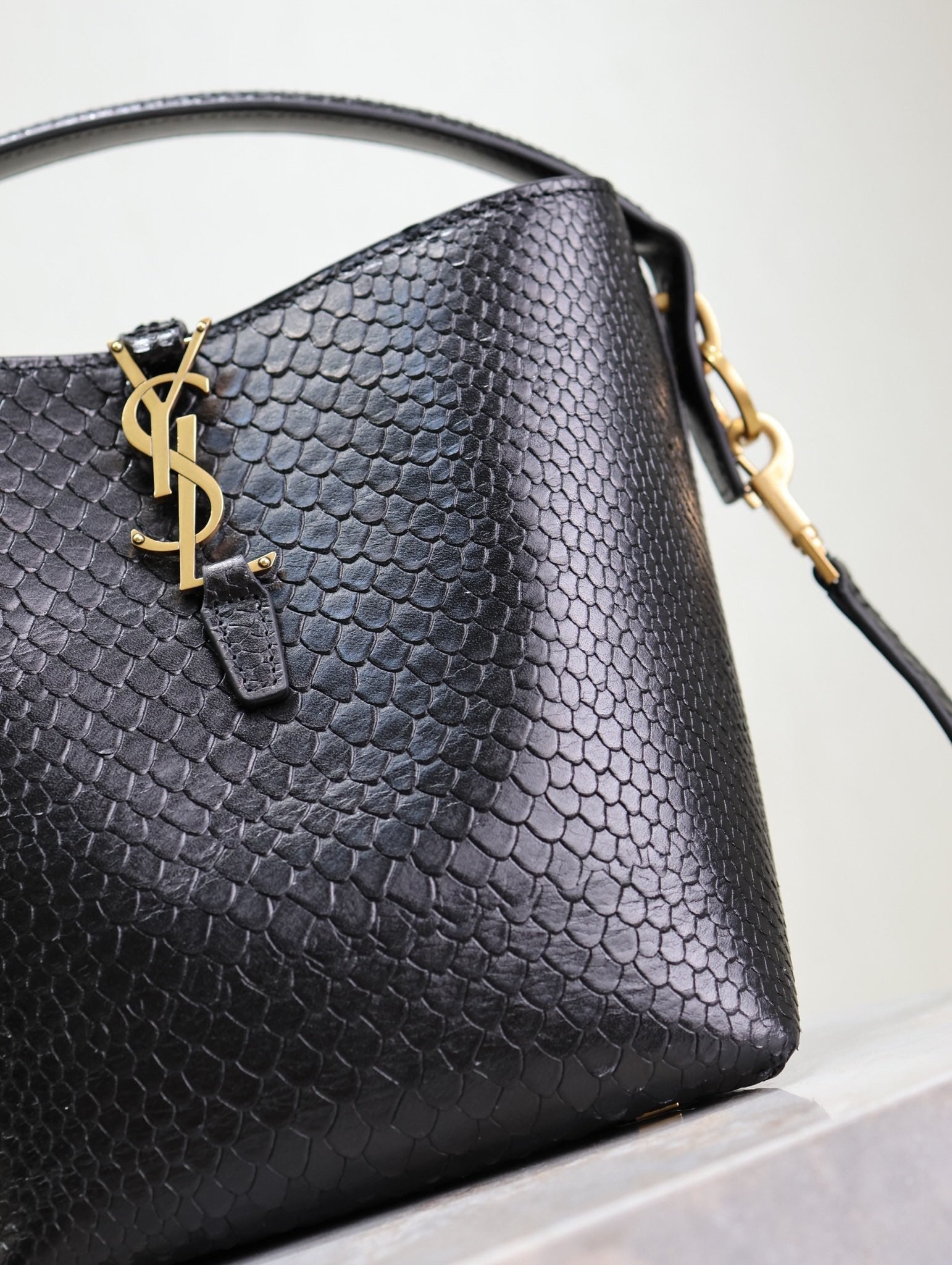 SAINT LAURENT YSL 25S LE 37 20 IN BLACK SNAKE EMBOSSED CALFSKIN GOLD HARDWRE