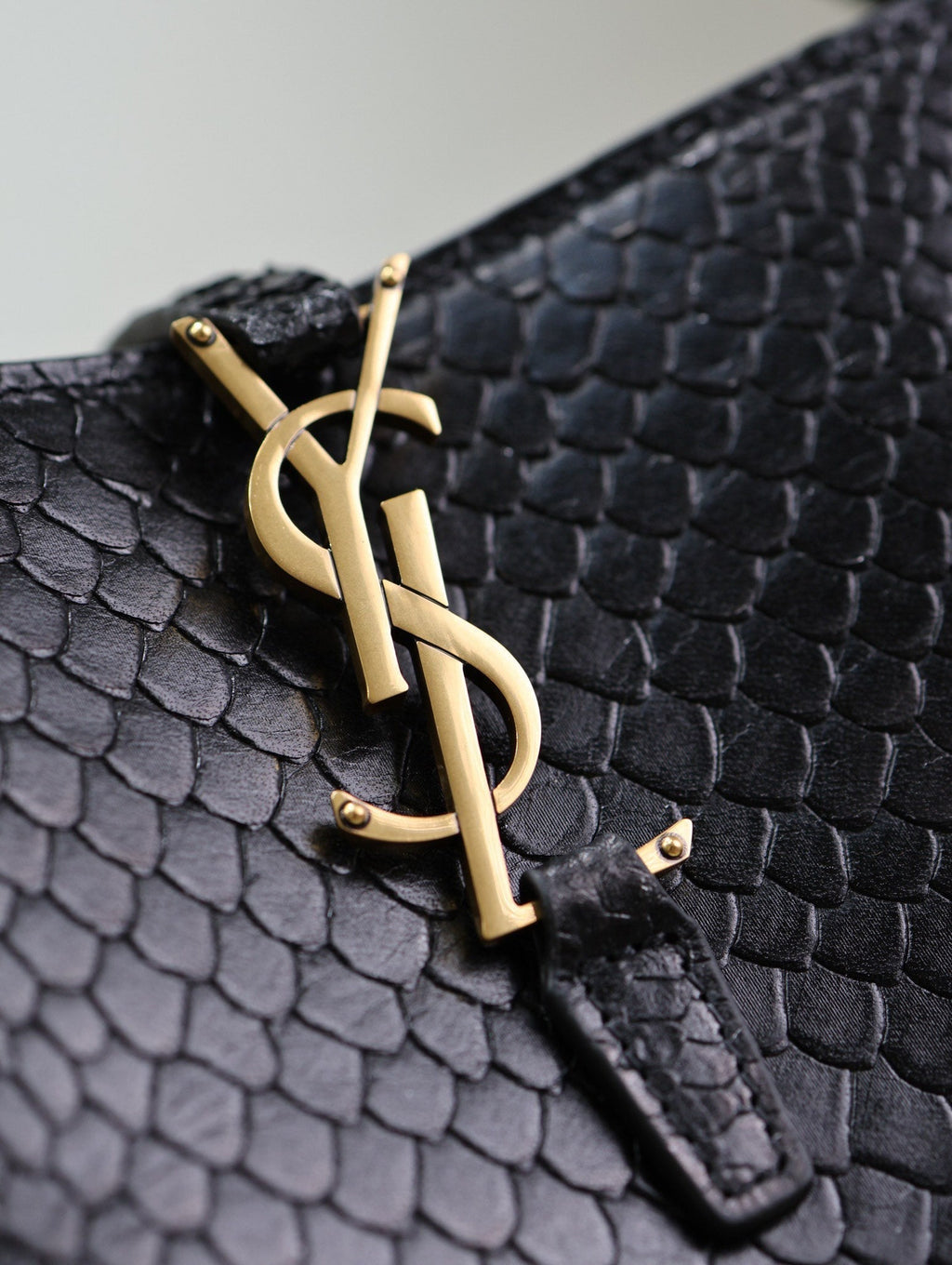 SAINT LAURENT YSL 25S LE 37 20 IN BLACK SNAKE EMBOSSED CALFSKIN GOLD HARDWRE