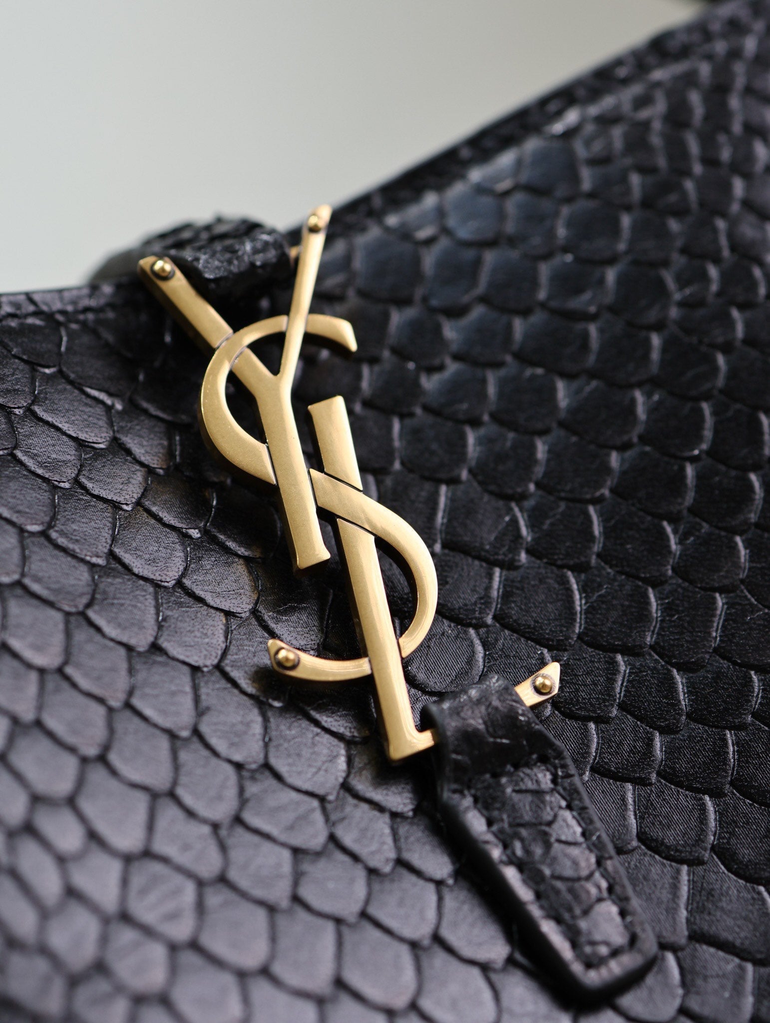 SAINT LAURENT YSL 25S LE 37 20 IN BLACK SNAKE EMBOSSED CALFSKIN GOLD HARDWRE