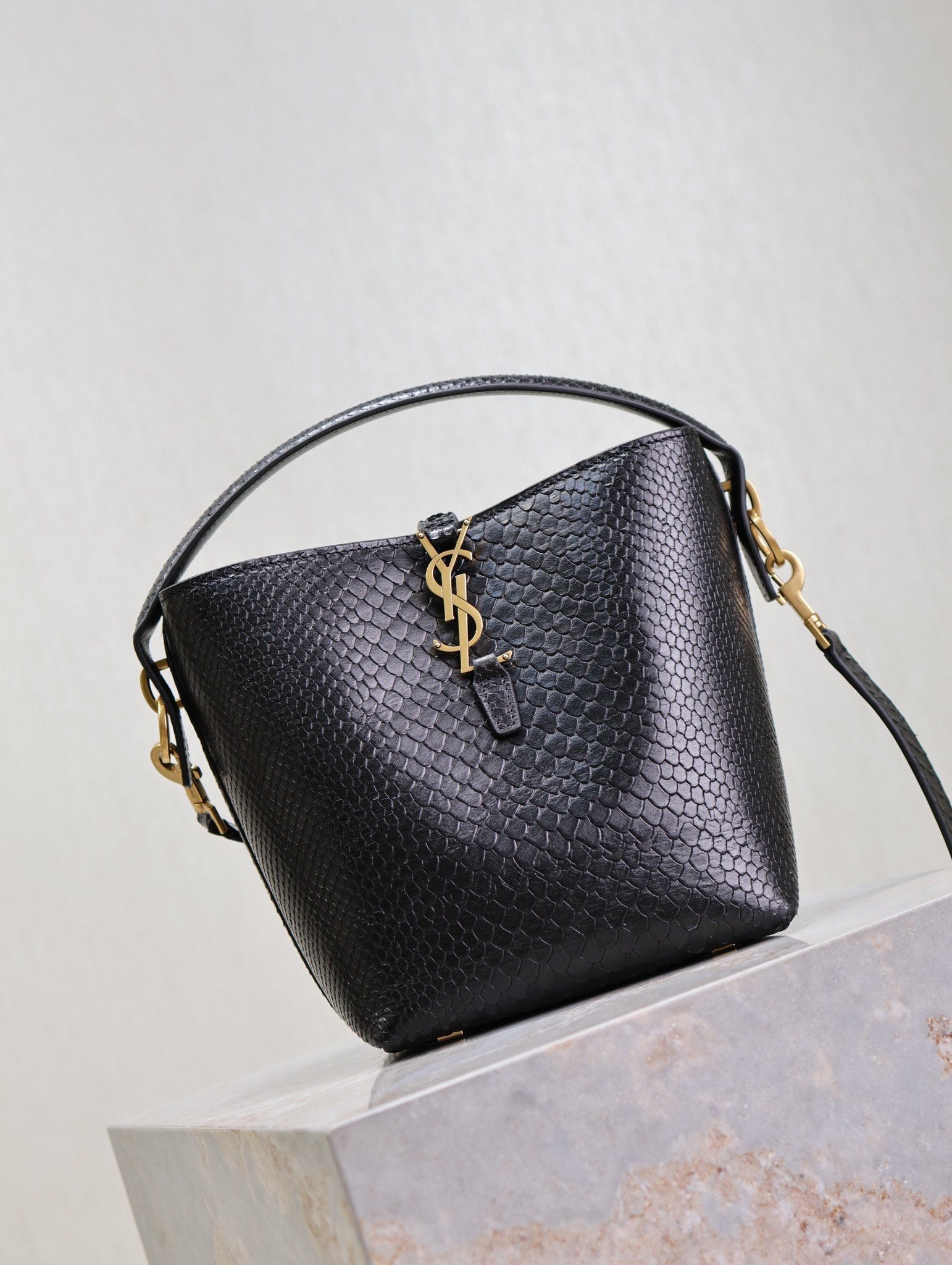 SAINT LAURENT YSL 25S LE 37 20 IN BLACK SNAKE EMBOSSED CALFSKIN GOLD HARDWRE