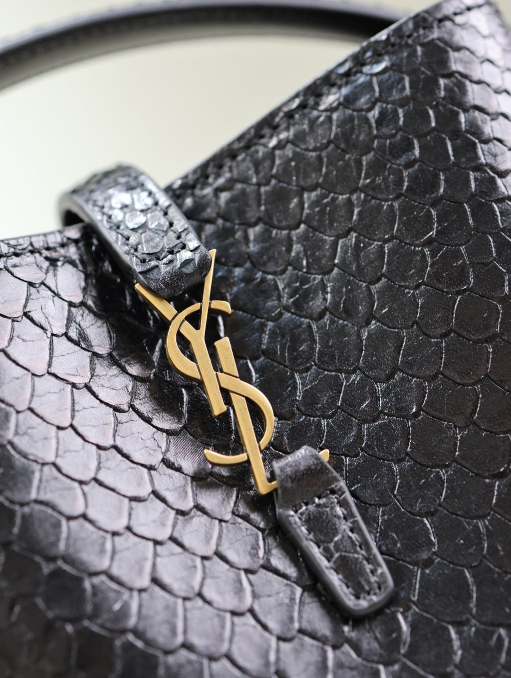 SAINT LAURENT YSL 25S LE 37 BUCKET 15 IN BLACK SNAKE EMBOSSED CALFSKIN GOLD HARDWRE