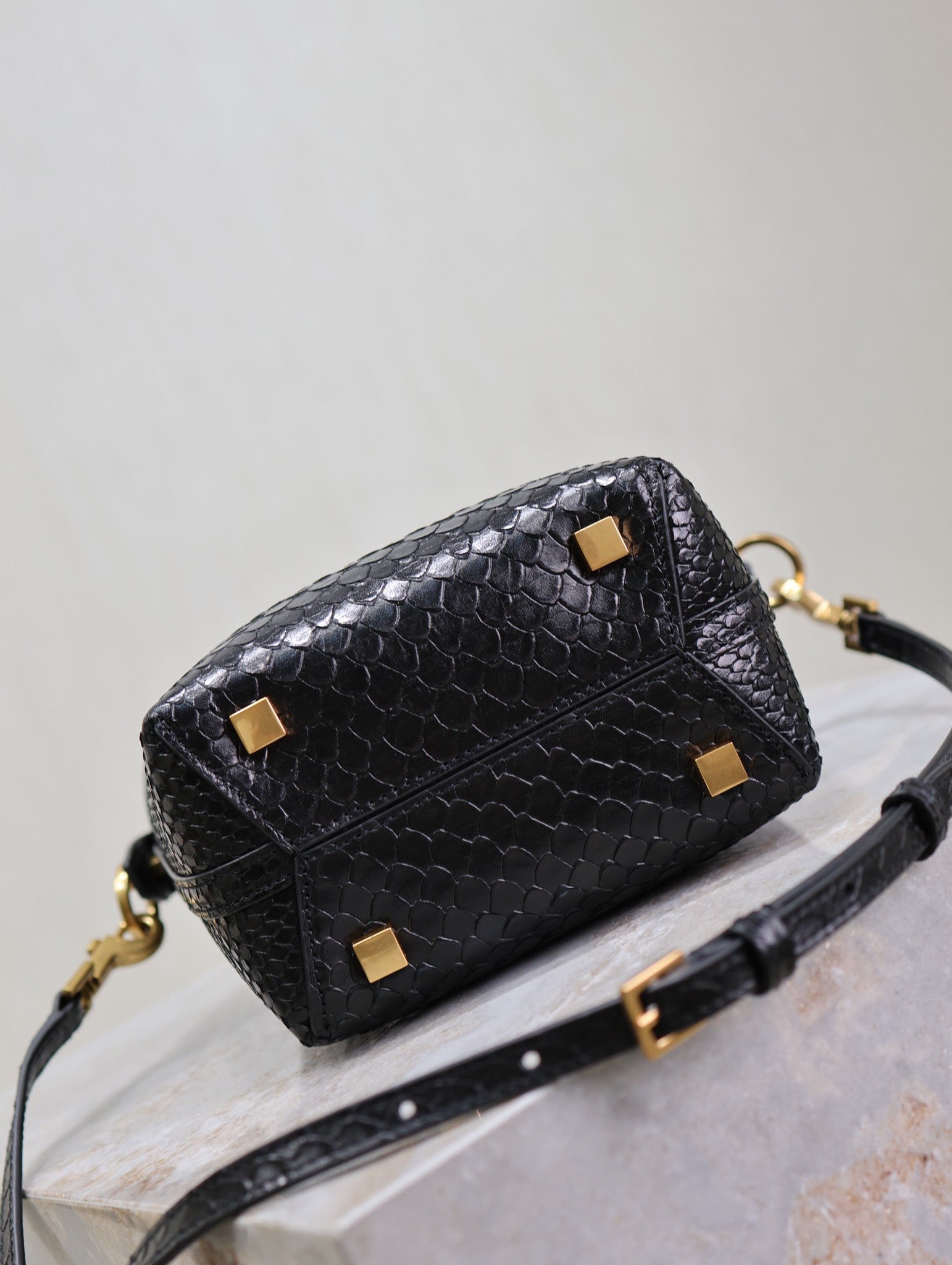 SAINT LAURENT YSL 25S LE 37 BUCKET 15 IN BLACK SNAKE EMBOSSED CALFSKIN GOLD HARDWRE