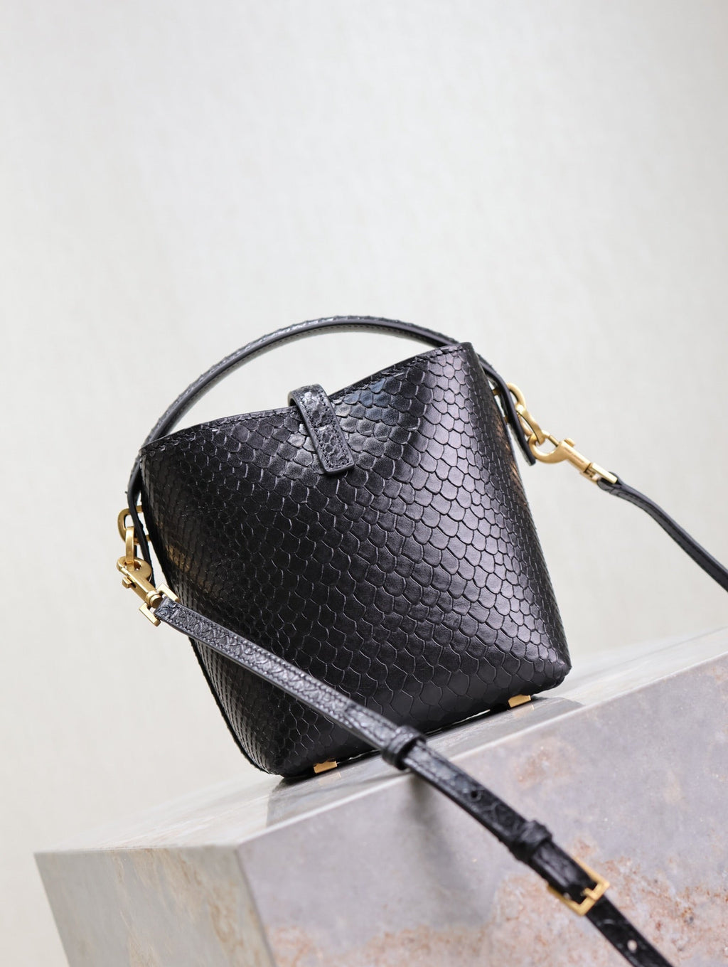 SAINT LAURENT YSL 25S LE 37 BUCKET 15 IN BLACK SNAKE EMBOSSED CALFSKIN GOLD HARDWRE