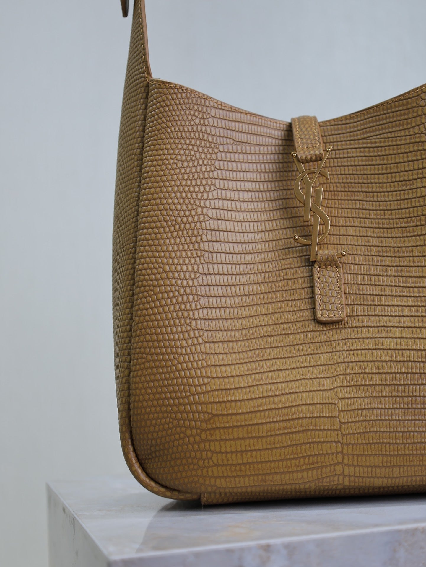 SAINT LAURENT LE 5 À 7 SMALL SUPPLE 23 IN CIDER BROWN LIZARD-EMBOSSED CALFSKIN
