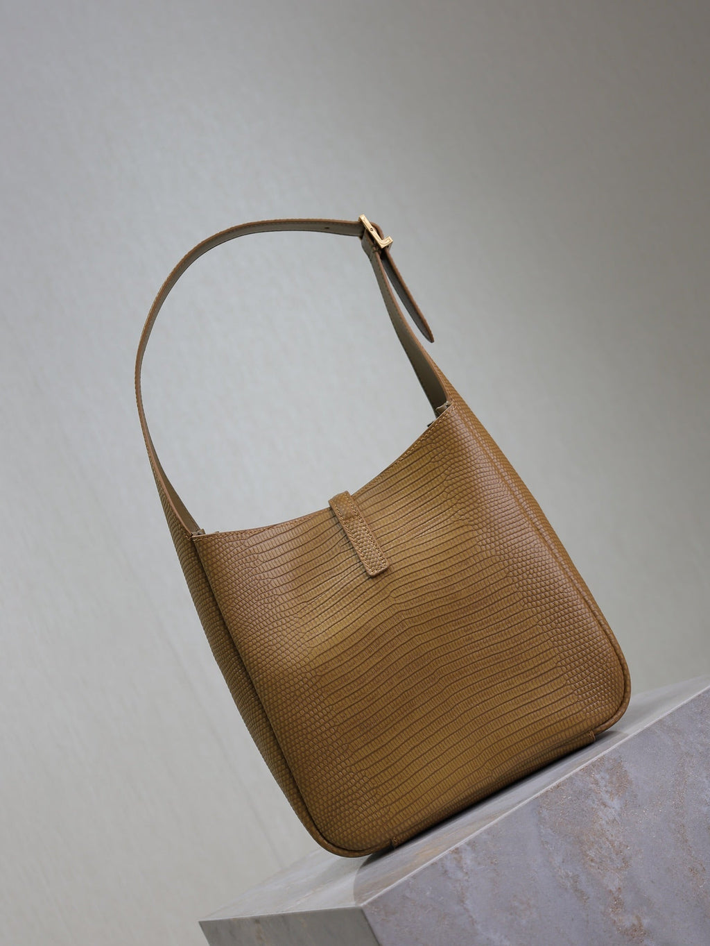 SAINT LAURENT LE 5 À 7 SMALL SUPPLE 23 IN CIDER BROWN LIZARD-EMBOSSED CALFSKIN
