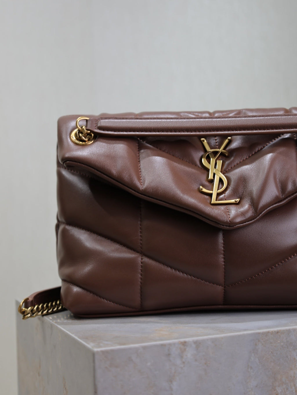 SAINT LAURENT YSL 25S LOULOU PUFFER MM 29 IN DARK BROWN CALFSKIN GOLD HARDWARE