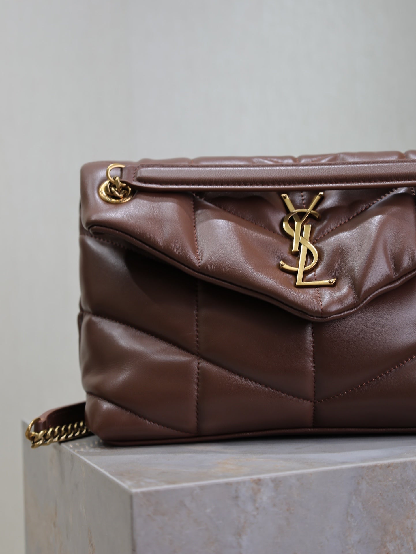 SAINT LAURENT YSL 25S LOULOU PUFFER MM 29 IN DARK BROWN CALFSKIN GOLD HARDWARE