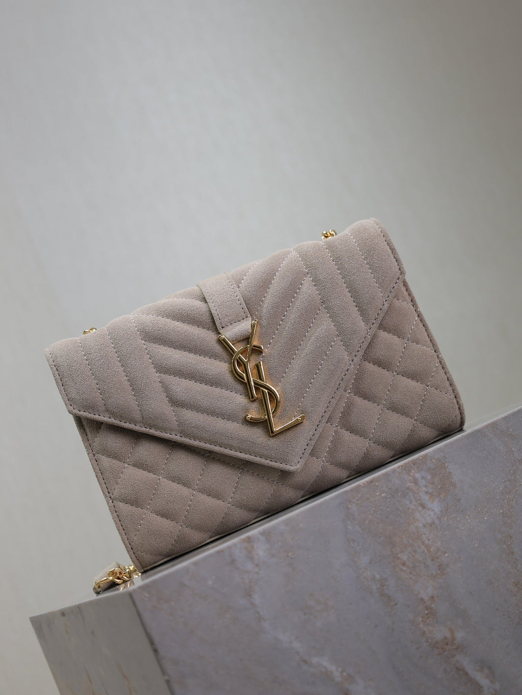 SAINT LAURENT ENVELOPE SMALL CHAIN BAG 22 IN BEIGE SUEDE GOLD HARDWARE
