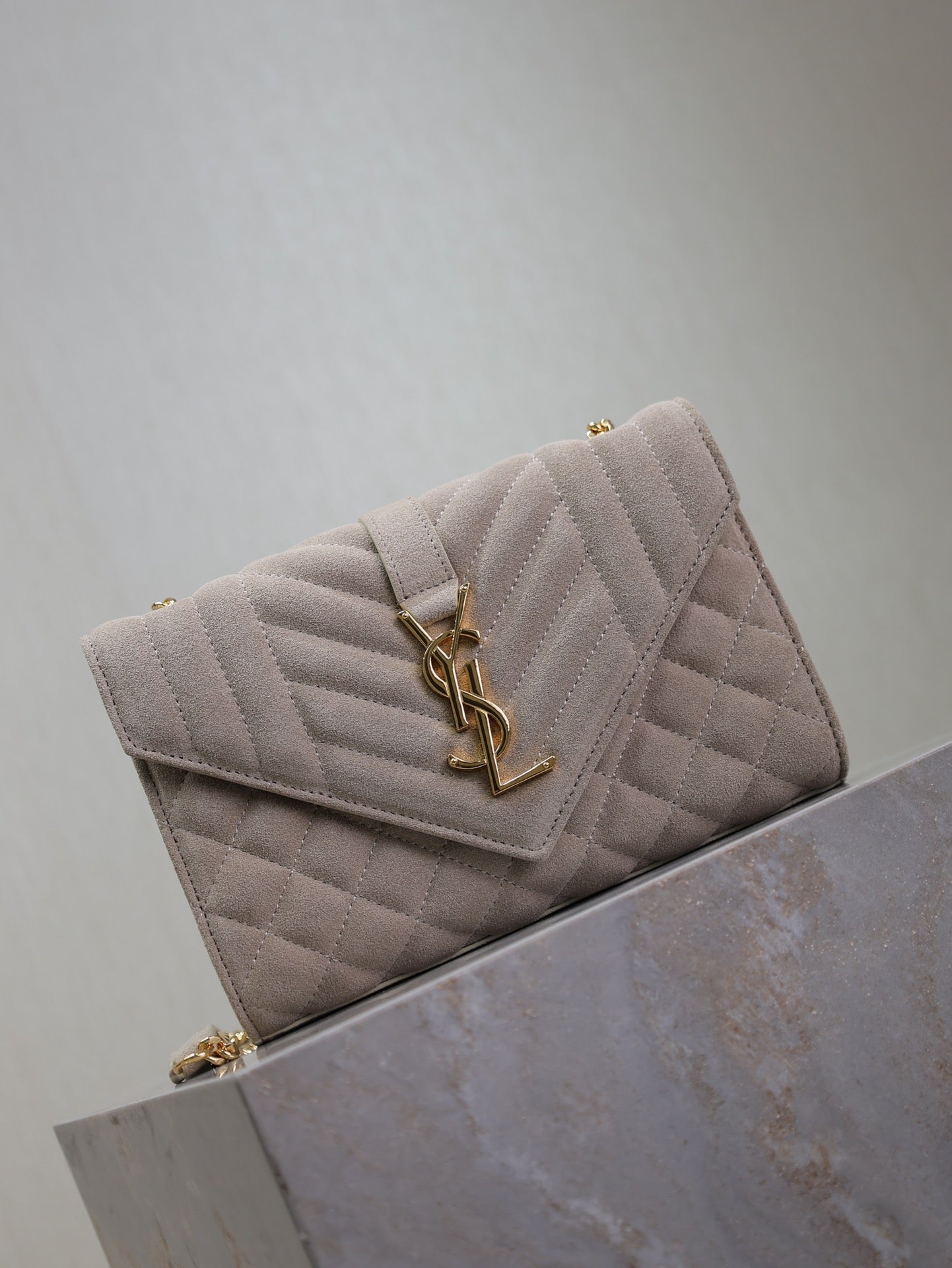 SAINT LAURENT ENVELOPE SMALL CHAIN BAG 22 IN BEIGE SUEDE GOLD HARDWARE