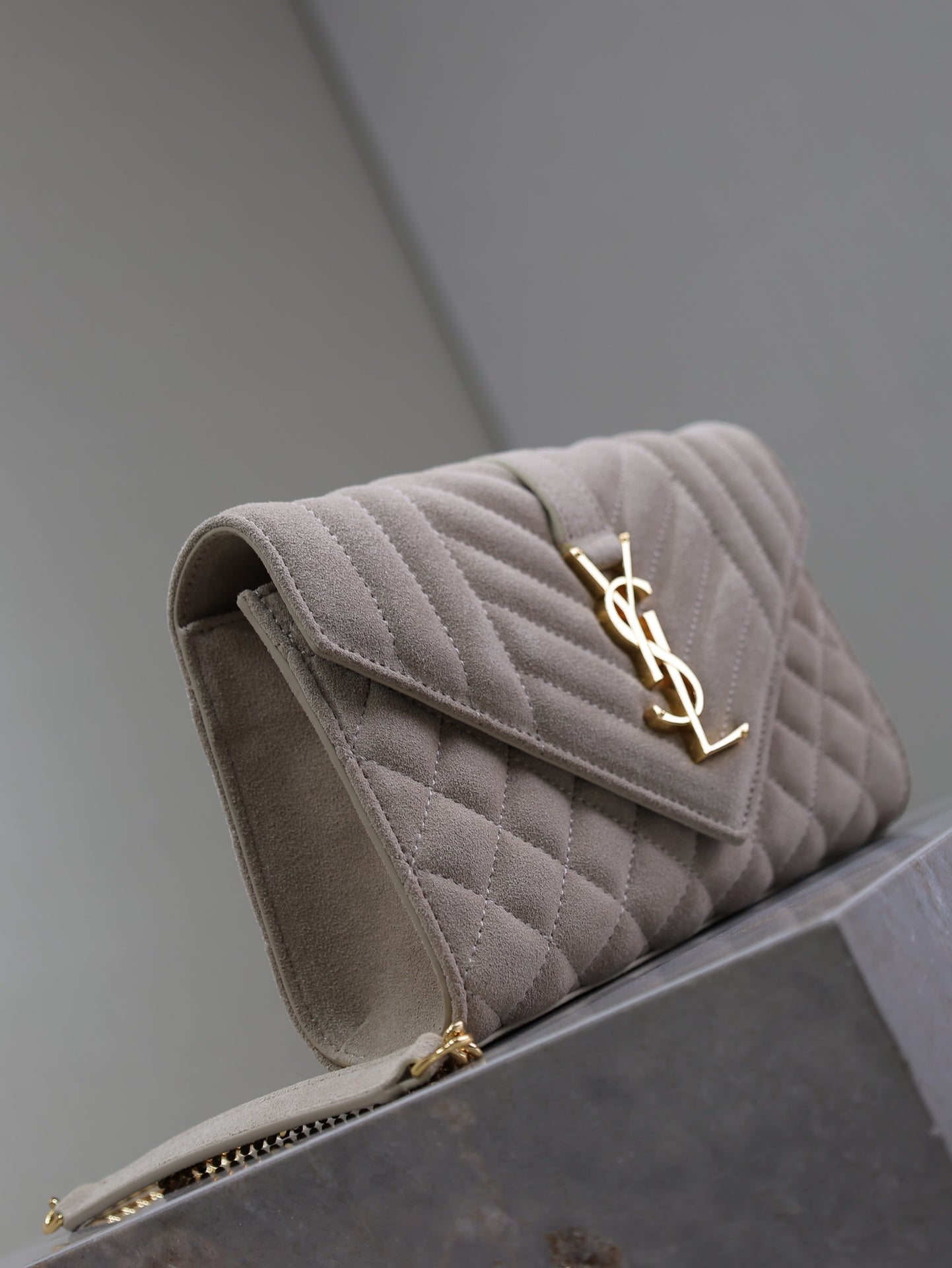 SAINT LAURENT ENVELOPE SMALL CHAIN BAG 22 IN BEIGE SUEDE GOLD HARDWARE