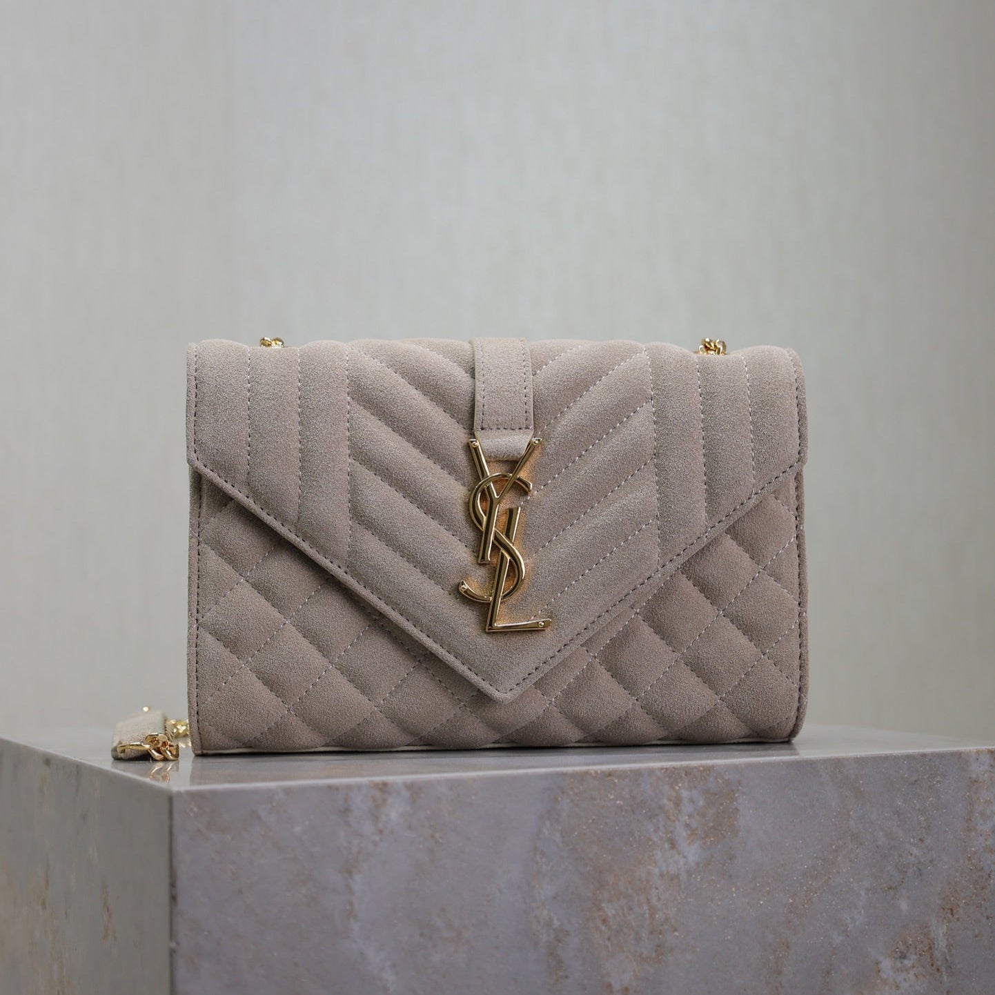 SAINT LAURENT ENVELOPE SMALL CHAIN BAG 22 IN BEIGE SUEDE GOLD HARDWARE