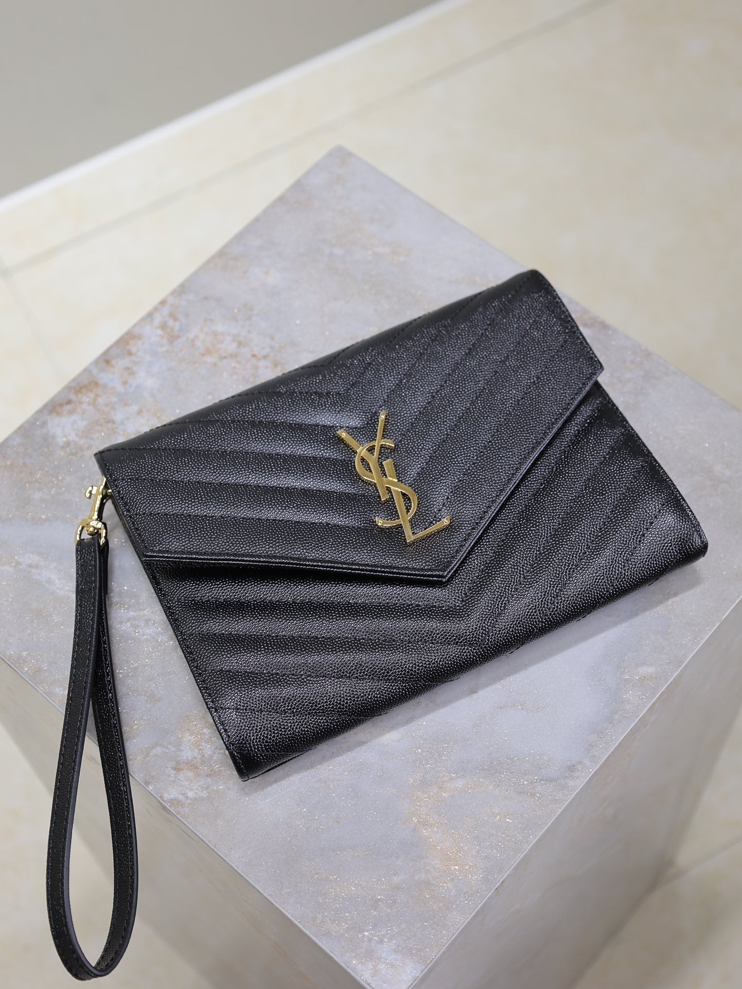 SAINT LAURENT CASSANDRE CLUTCH 21 IN BLACK LAMBSKIN GOLD HARDWARE