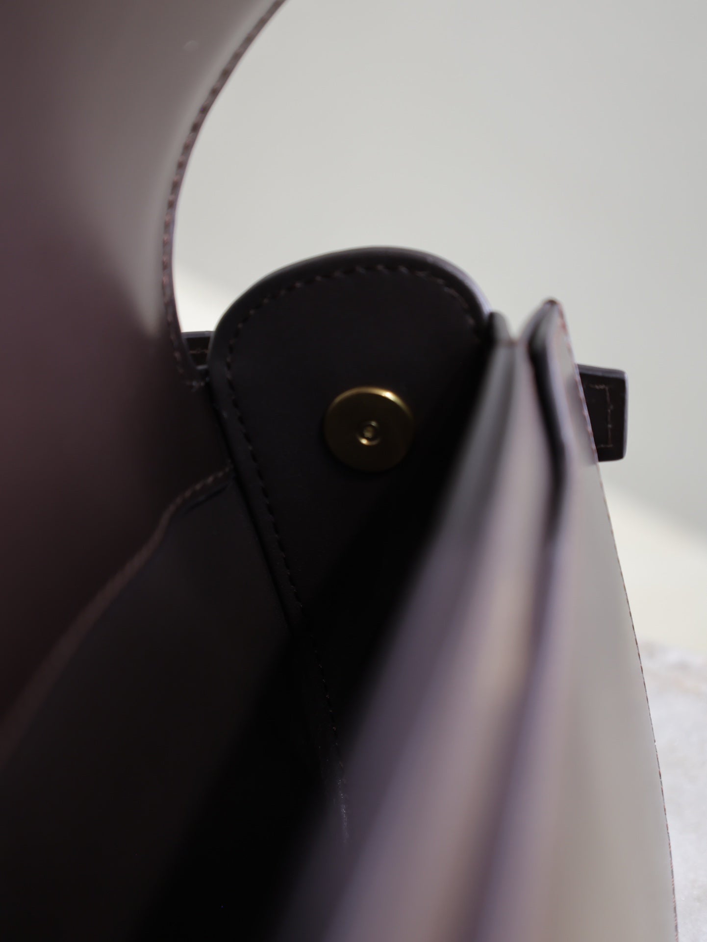 SAINT LAURENT VOLTAIRE 24 IN BRUNETTE BROWN CALFSKIN