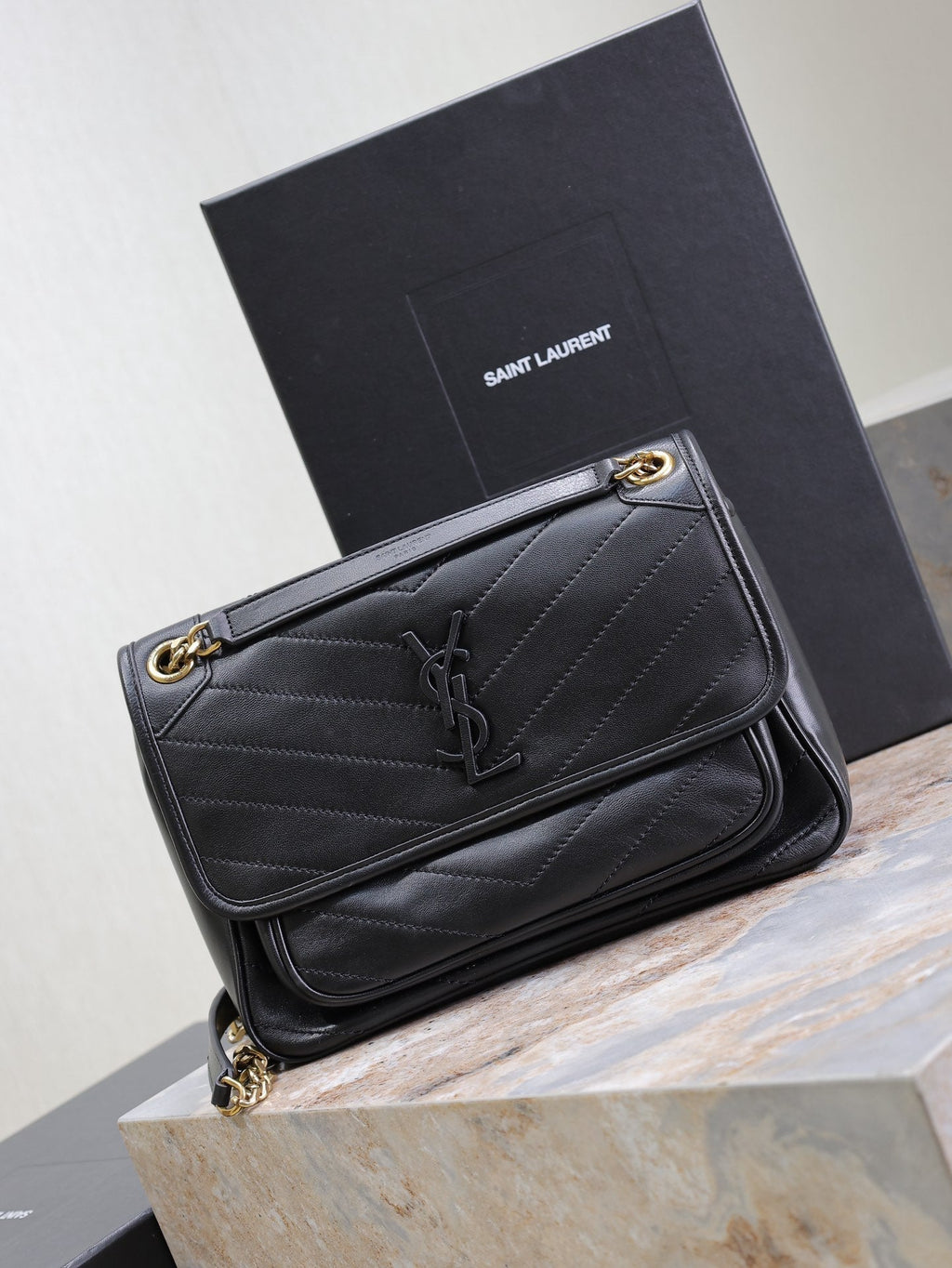SAINT LAURENT NIKI MEDIUM 28 IN BLACK LAMBSKIN BLACK LOGO GOLD CHAIN