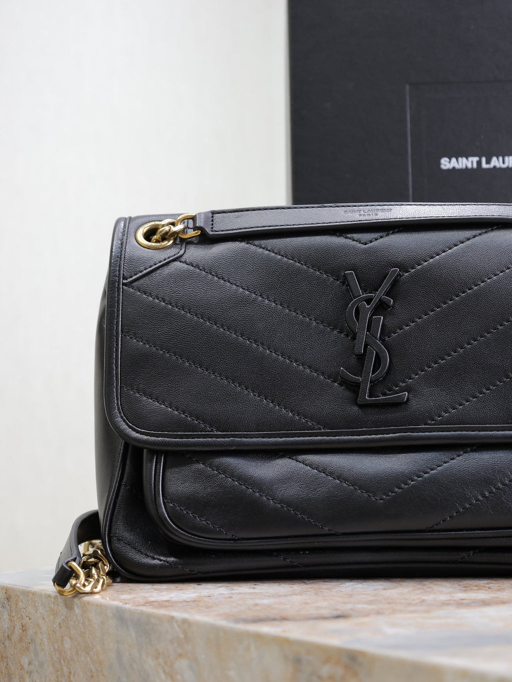 SAINT LAURENT NIKI MEDIUM 28 IN BLACK LAMBSKIN BLACK LOGO GOLD CHAIN