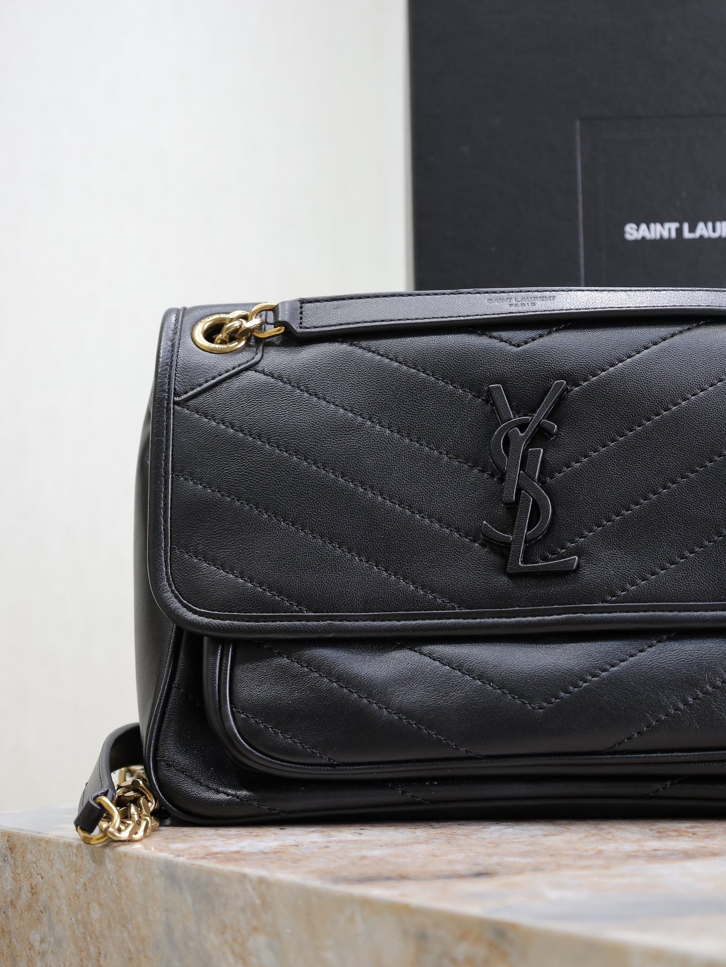 SAINT LAURENT NIKI MEDIUM 28 IN BLACK LAMBSKIN BLACK LOGO GOLD CHAIN