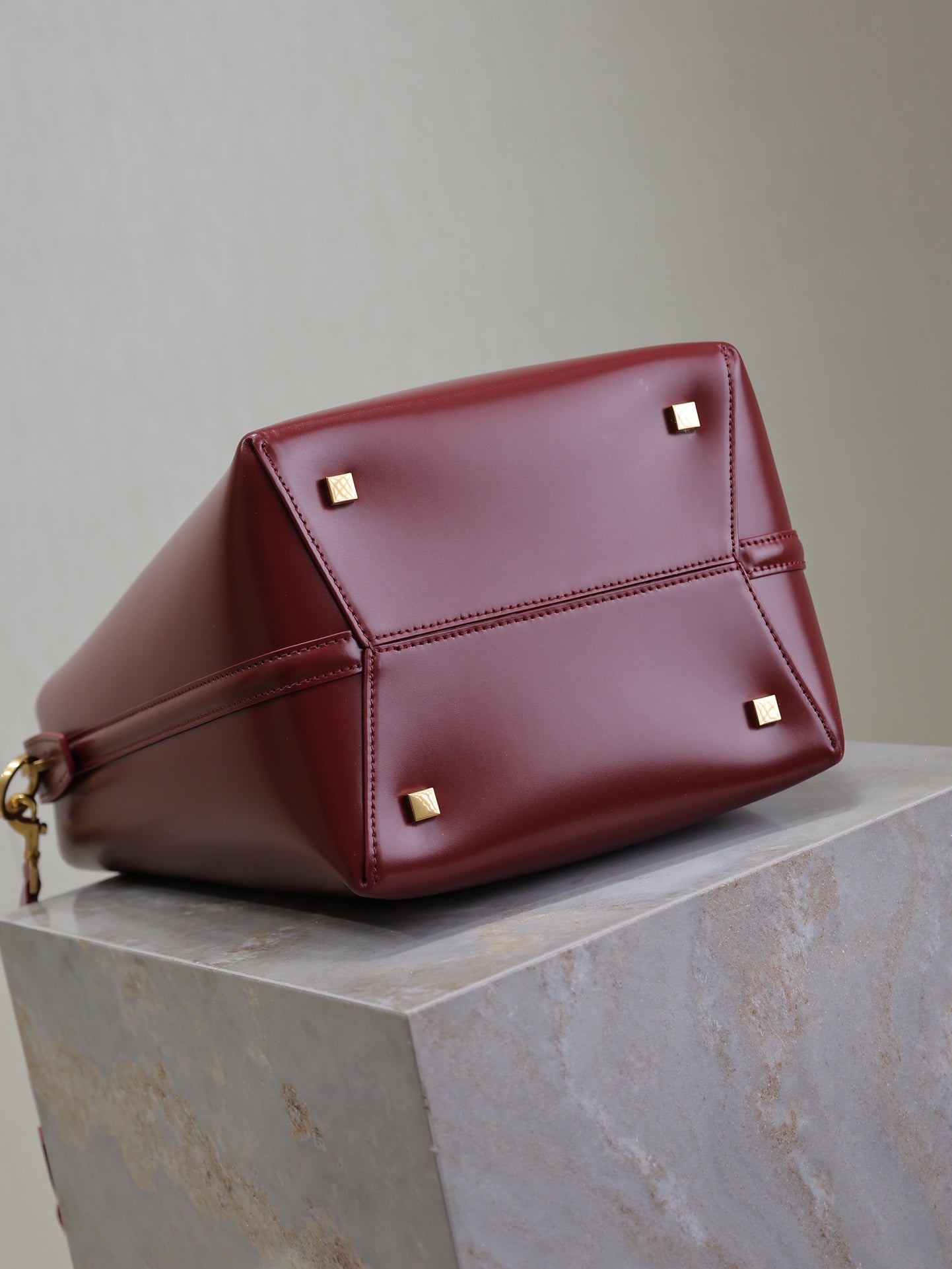 SAINT LAURENT YSL 25S LE 5 À 7 BUCKET 26 IN DARK BURGUNDY CALFSKIN GOLD HARDWARE