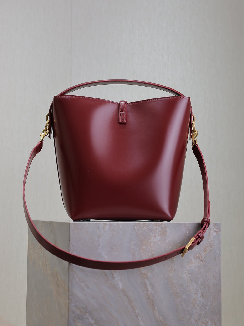 SAINT LAURENT YSL 25S LE 5 À 7 BUCKET 26 IN DARK BURGUNDY CALFSKIN GOLD HARDWARE