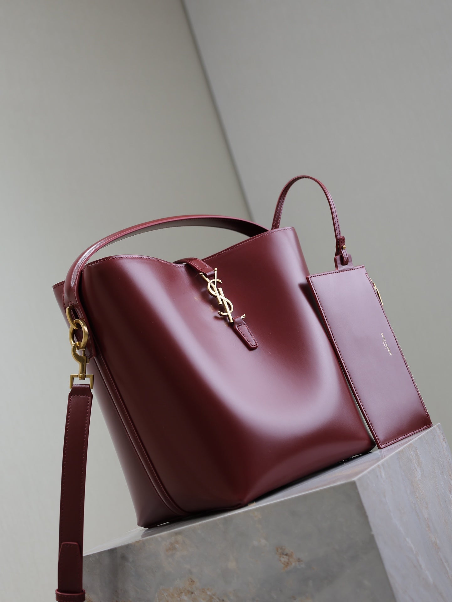 SAINT LAURENT YSL 25S LE 5 À 7 BUCKET 26 IN DARK BURGUNDY CALFSKIN GOLD HARDWRE