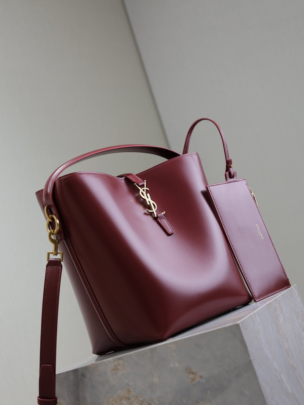 SAINT LAURENT YSL 25S LE 5 À 7 BUCKET 26 IN DARK BURGUNDY CALFSKIN GOLD HARDWARE