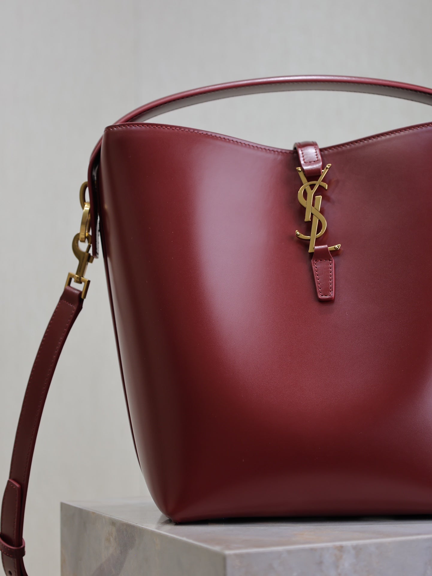 SAINT LAURENT YSL 25S LE 5 À 7 BUCKET 26 IN DARK BURGUNDY CALFSKIN GOLD HARDWARE
